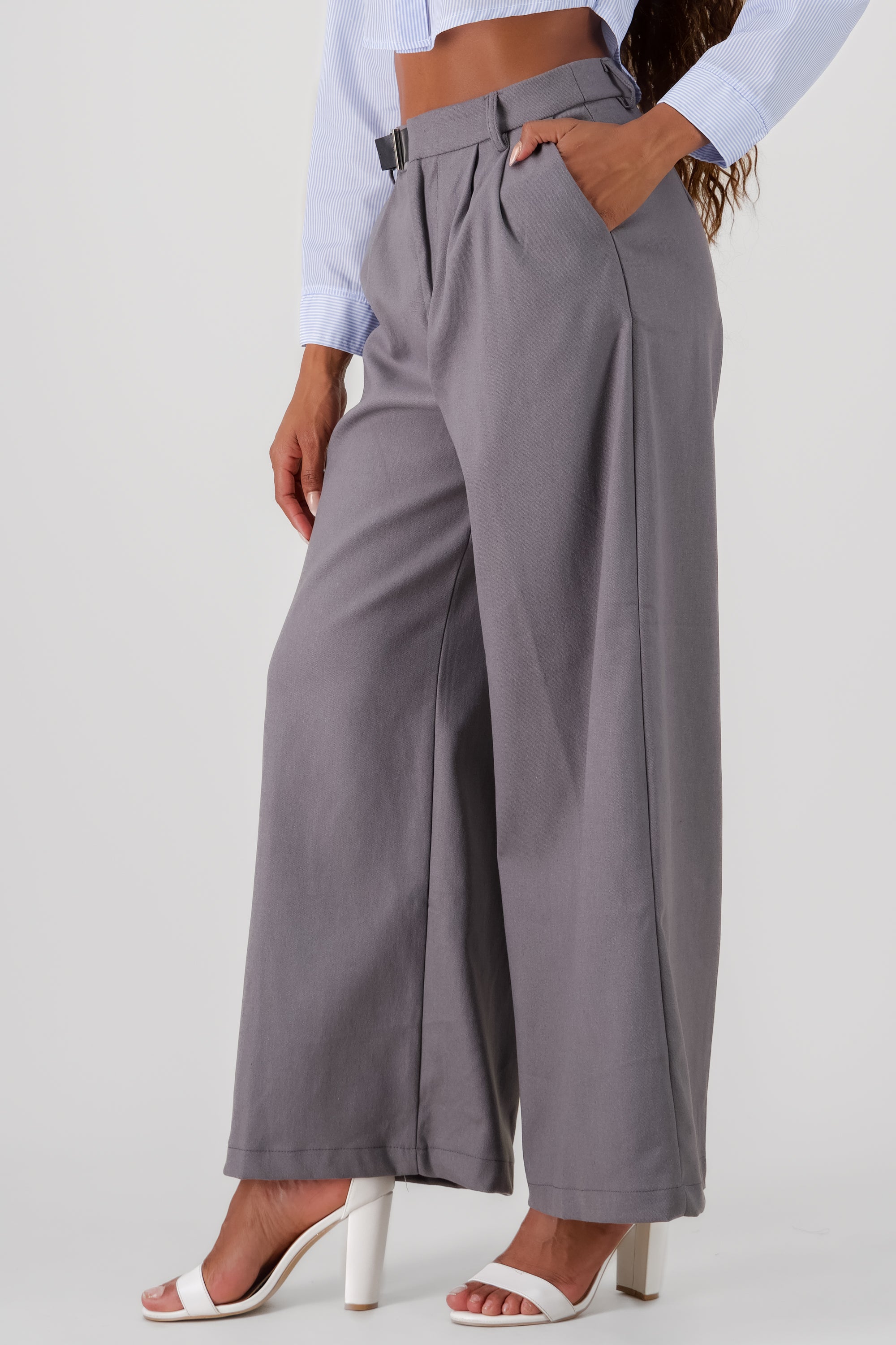 Pantalon amplio detalle cinturon pretina GRIS