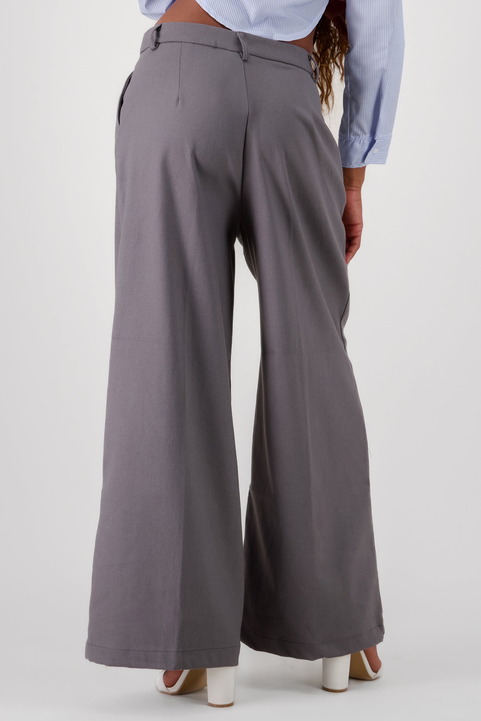 Pantalon amplio detalle cinturon pretina GRIS