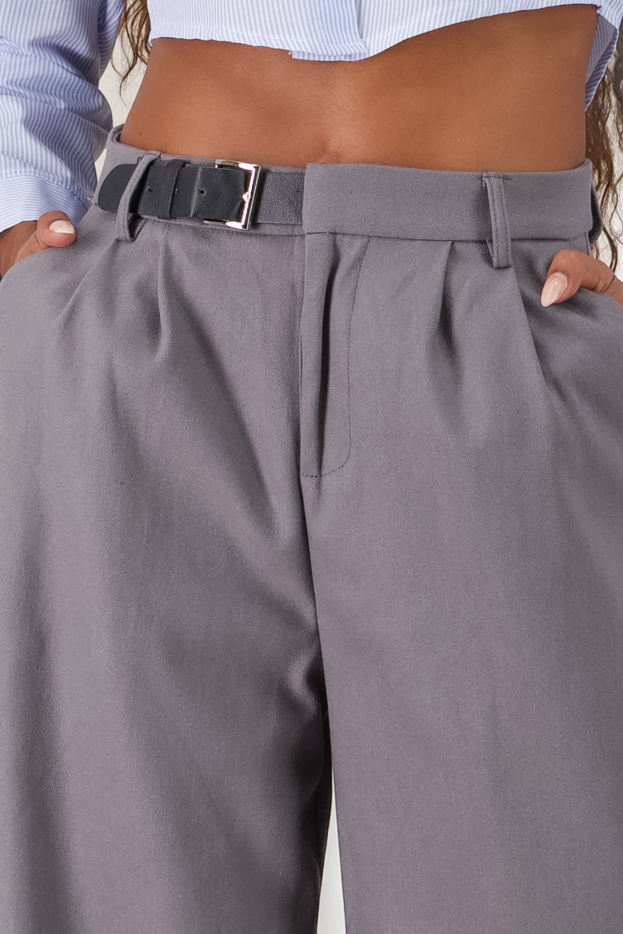 Pantalon amplio detalle cinturon pretina GRIS