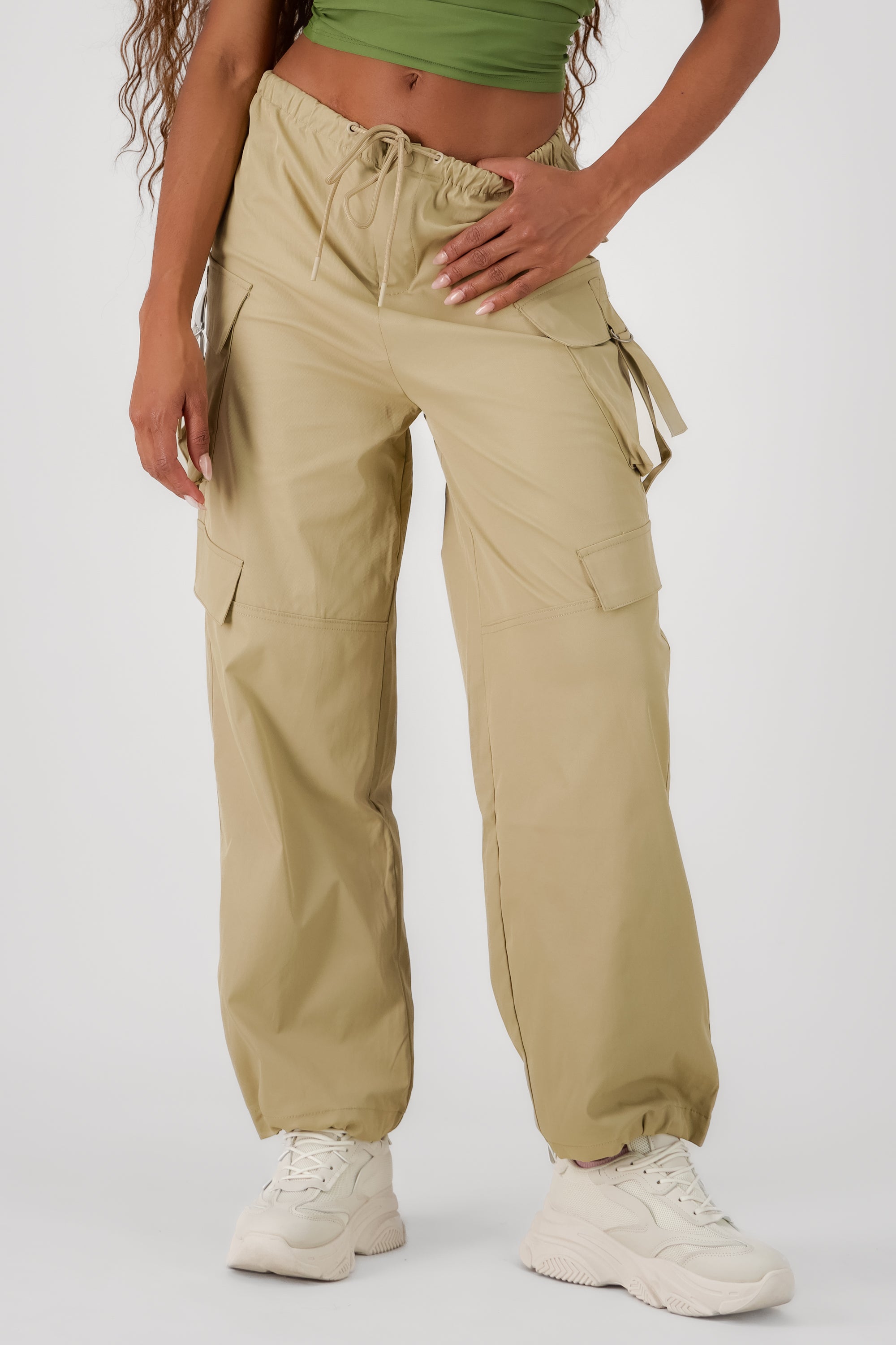 Pantalon amplio detalle bolsas cargo BEIGE