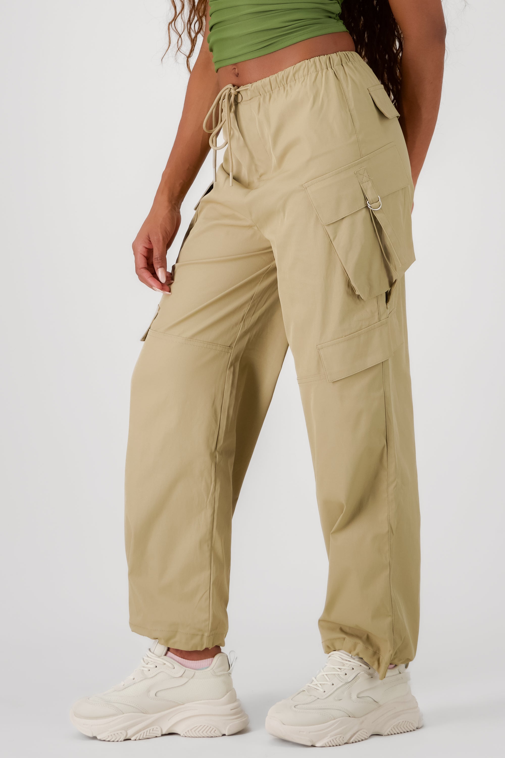 Pantalon amplio detalle bolsas cargo BEIGE