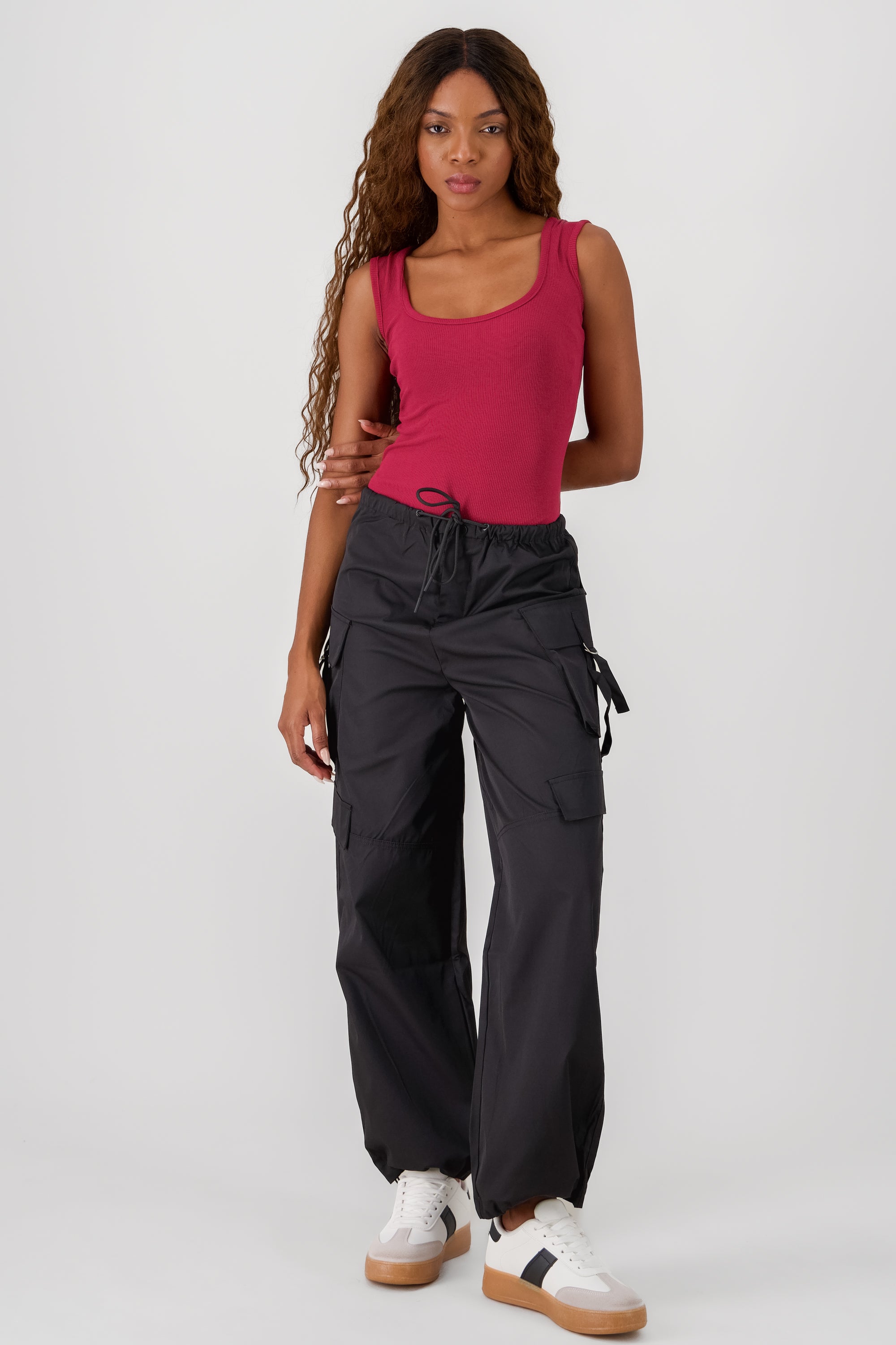 Pantalon amplio detalle bolsas cargo NEGRO