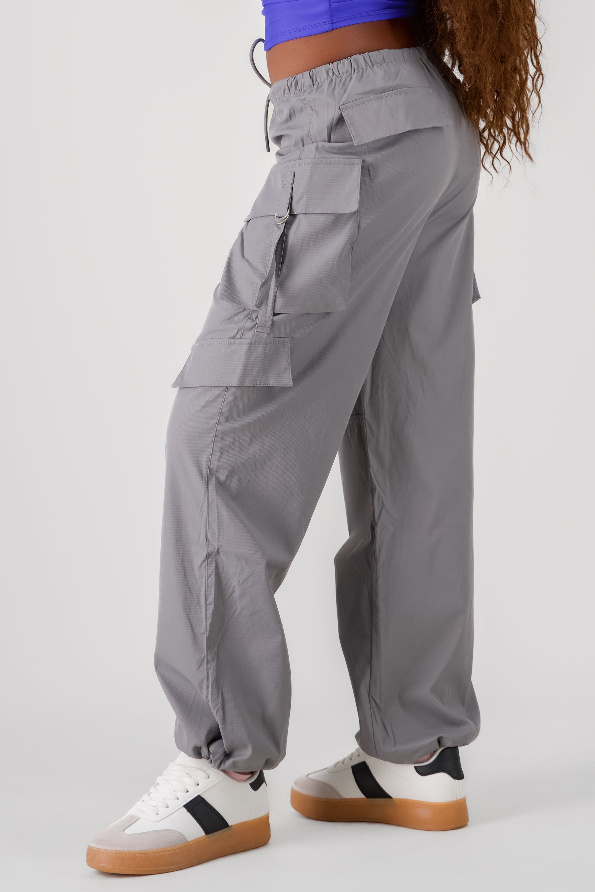 Pantalon amplio detalle bolsas cargo GRIS