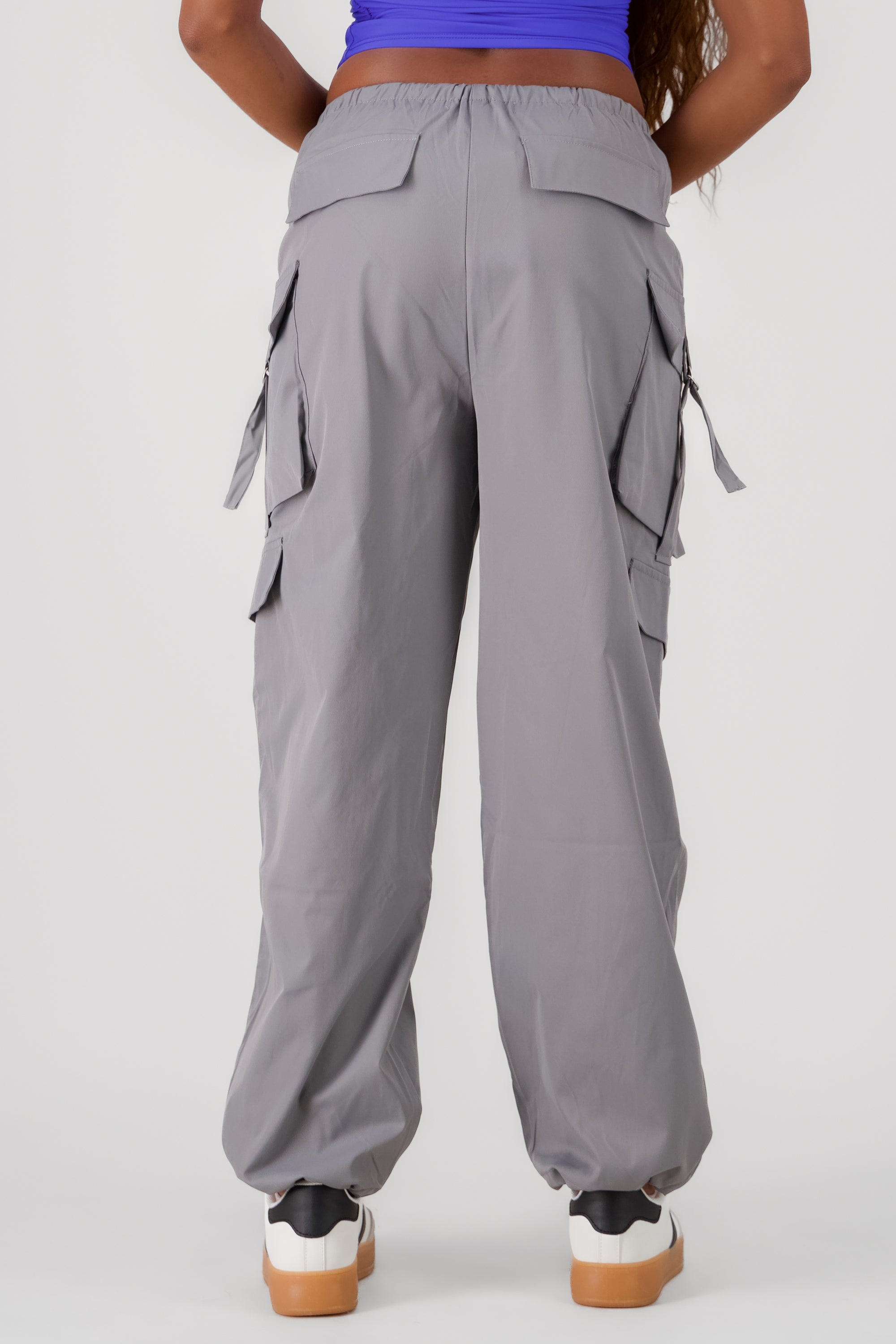 Pantalon amplio detalle bolsas cargo GRIS