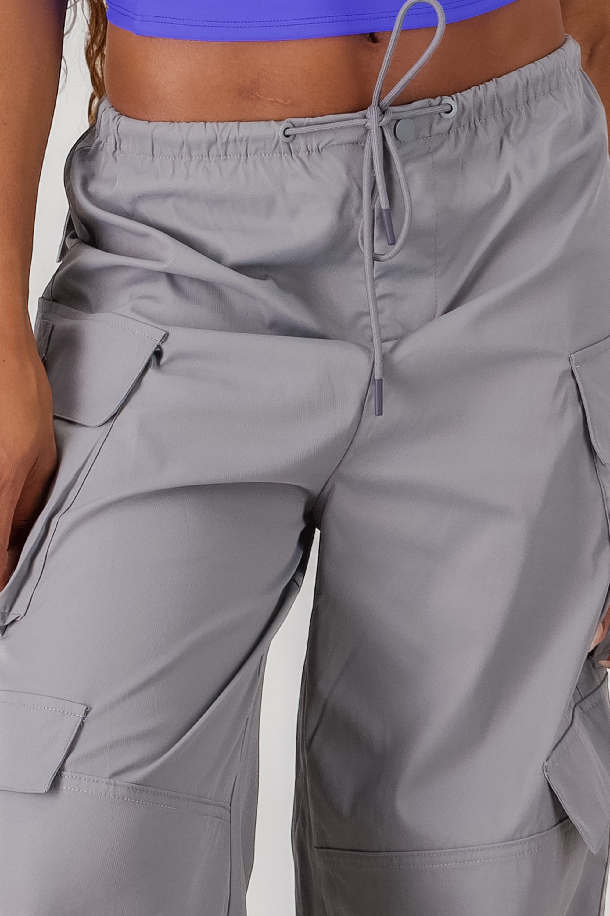 Pantalon amplio detalle bolsas cargo GRIS