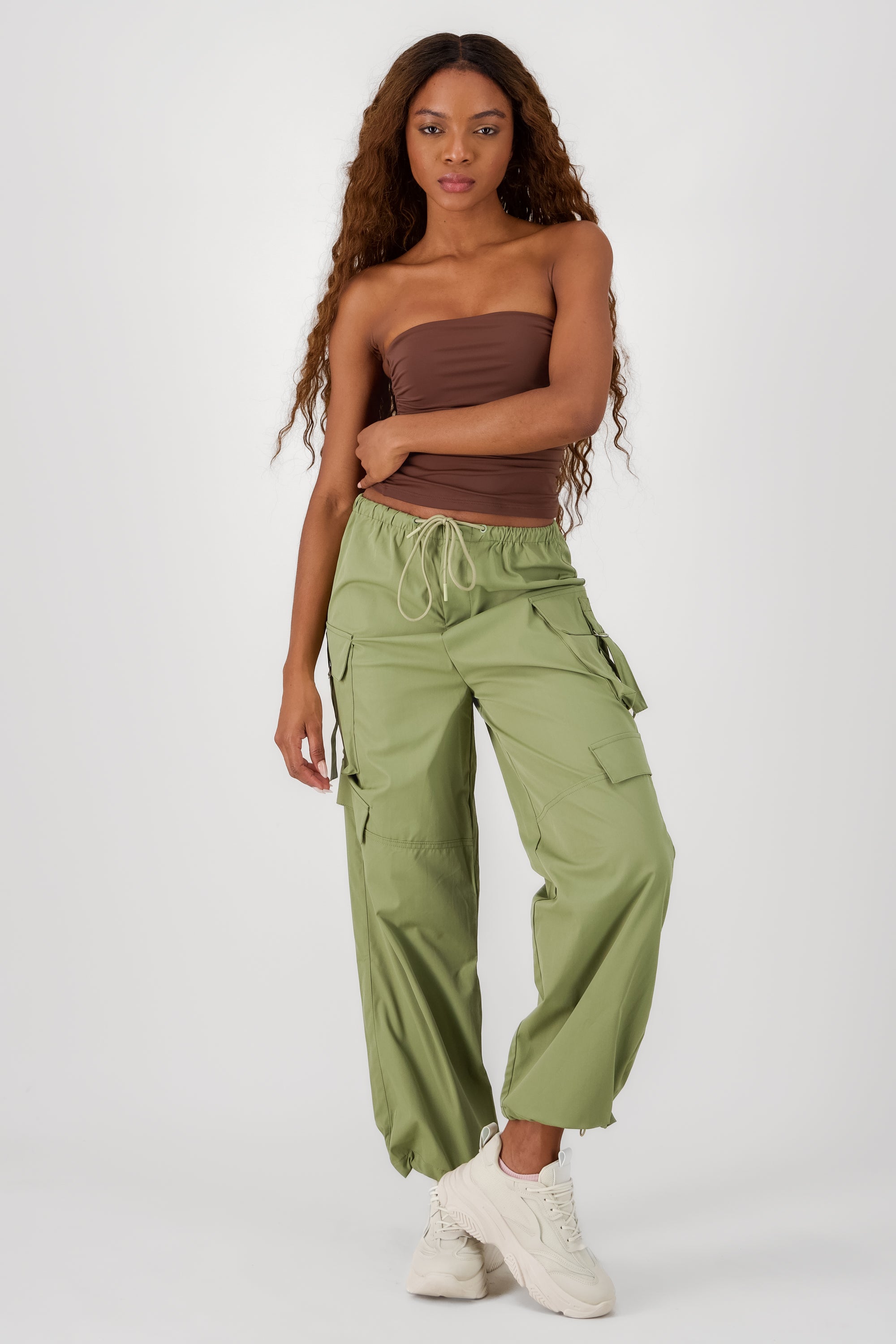 Pantalon amplio detalle bolsas cargo VERDE