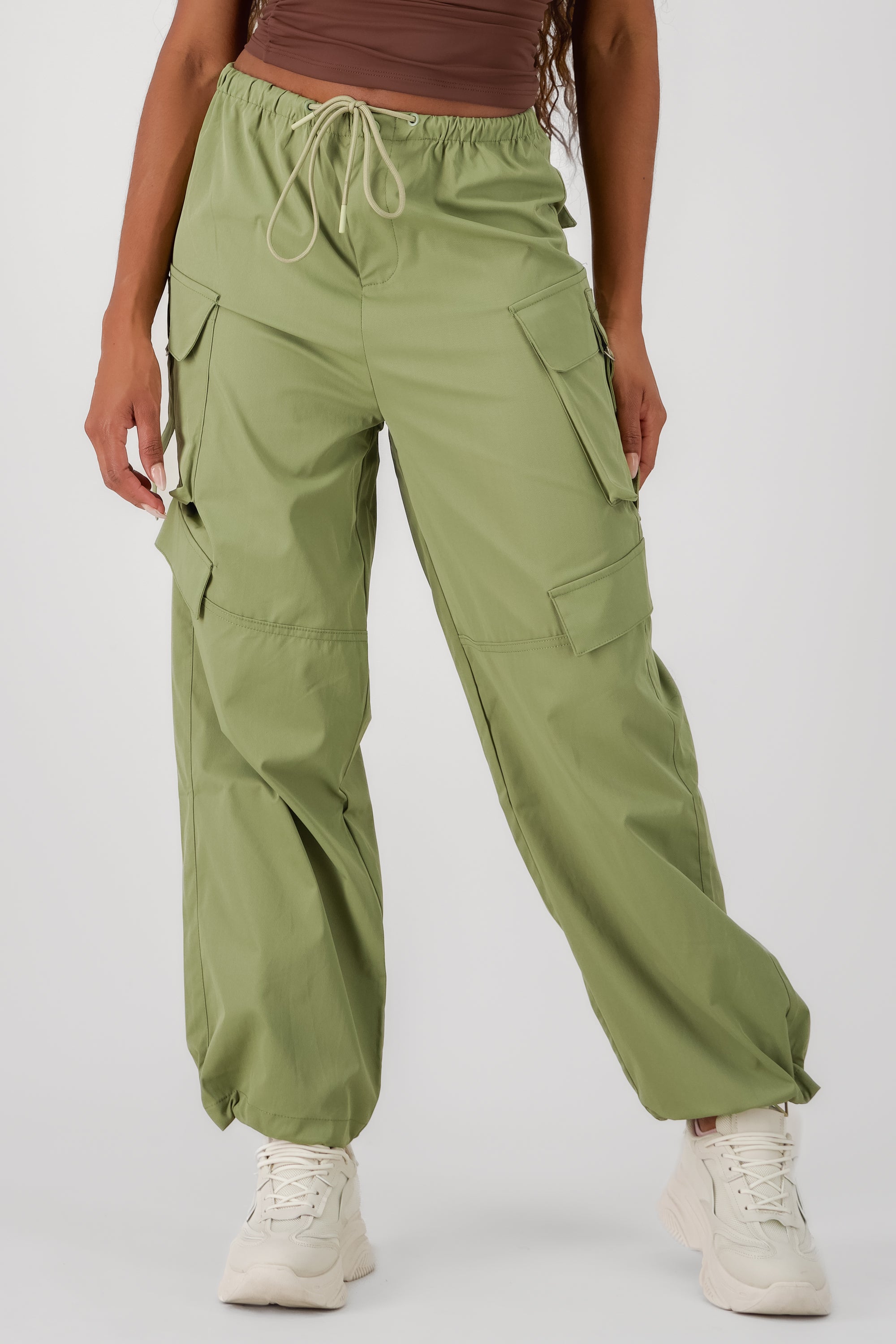 Pantalon amplio detalle bolsas cargo VERDE