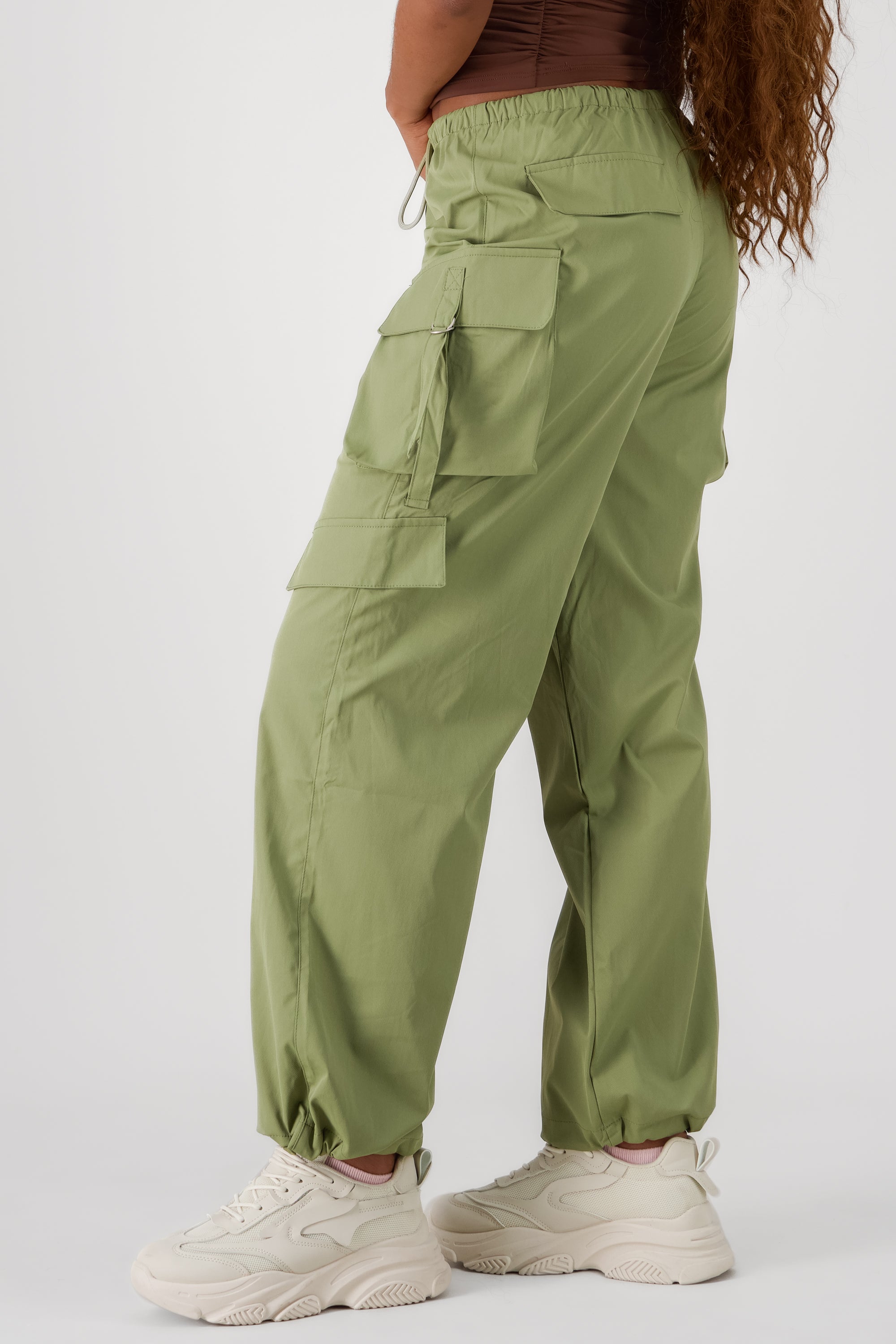 Pantalon amplio detalle bolsas cargo VERDE