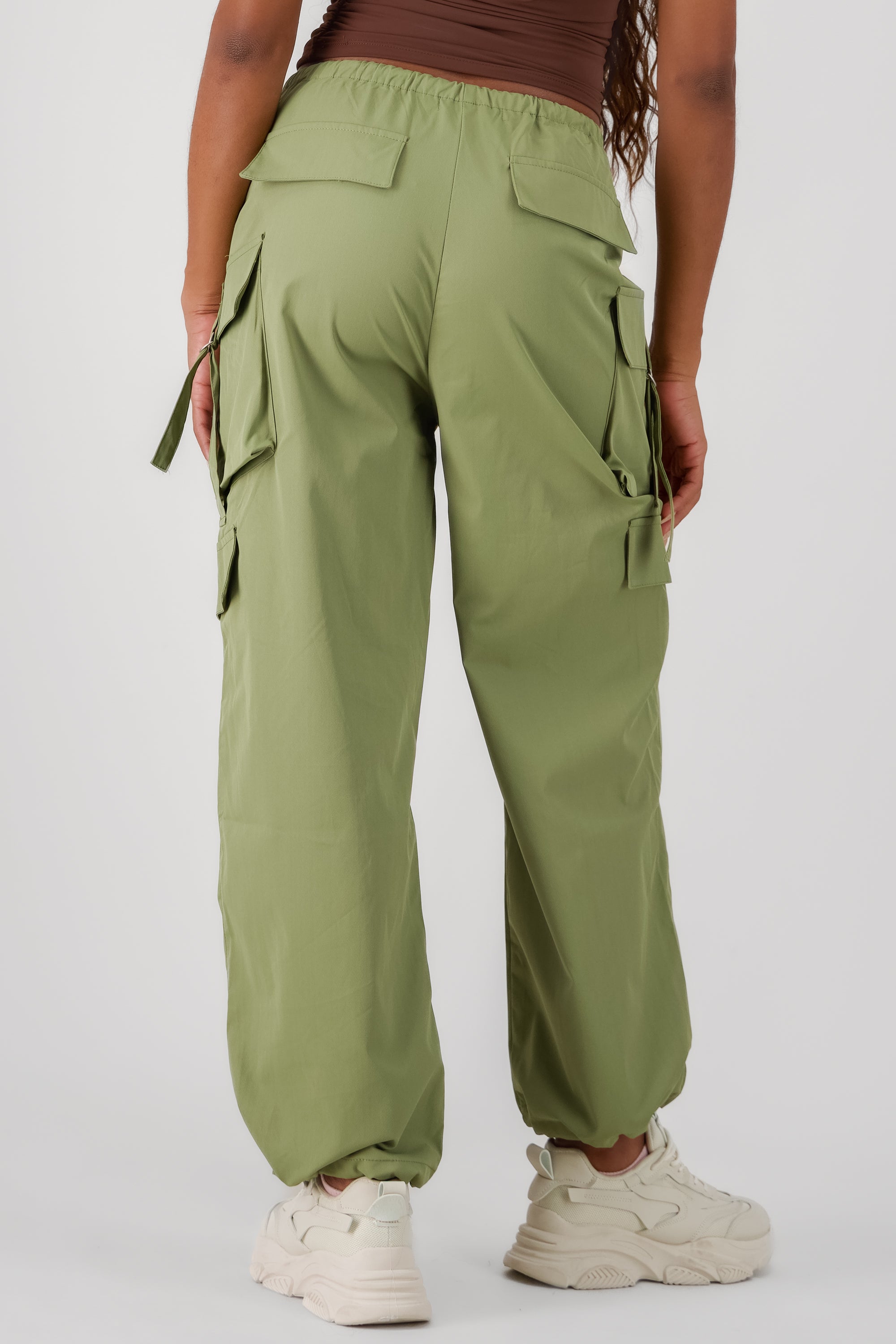 Pantalon amplio detalle bolsas cargo VERDE