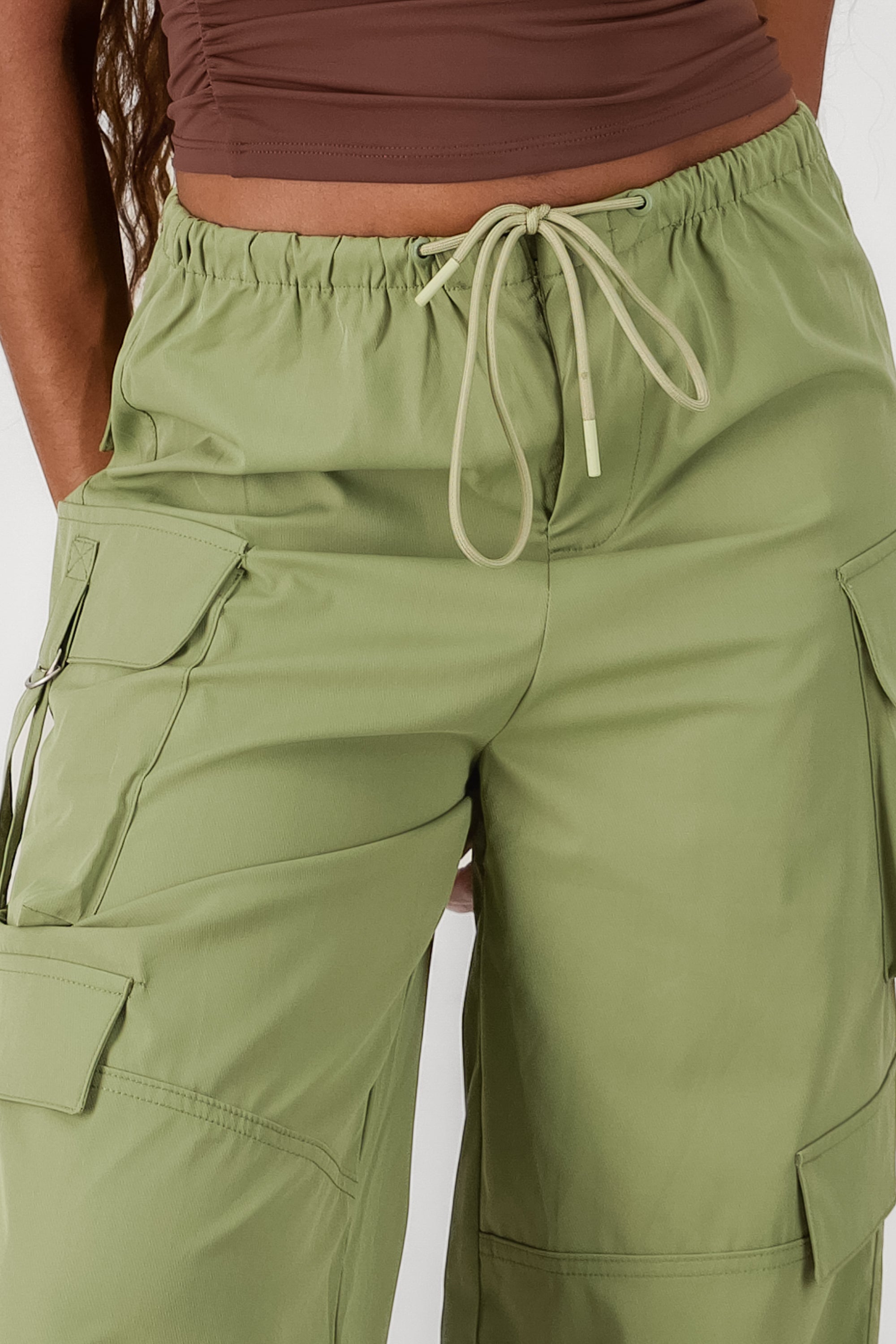 Pantalon amplio detalle bolsas cargo VERDE