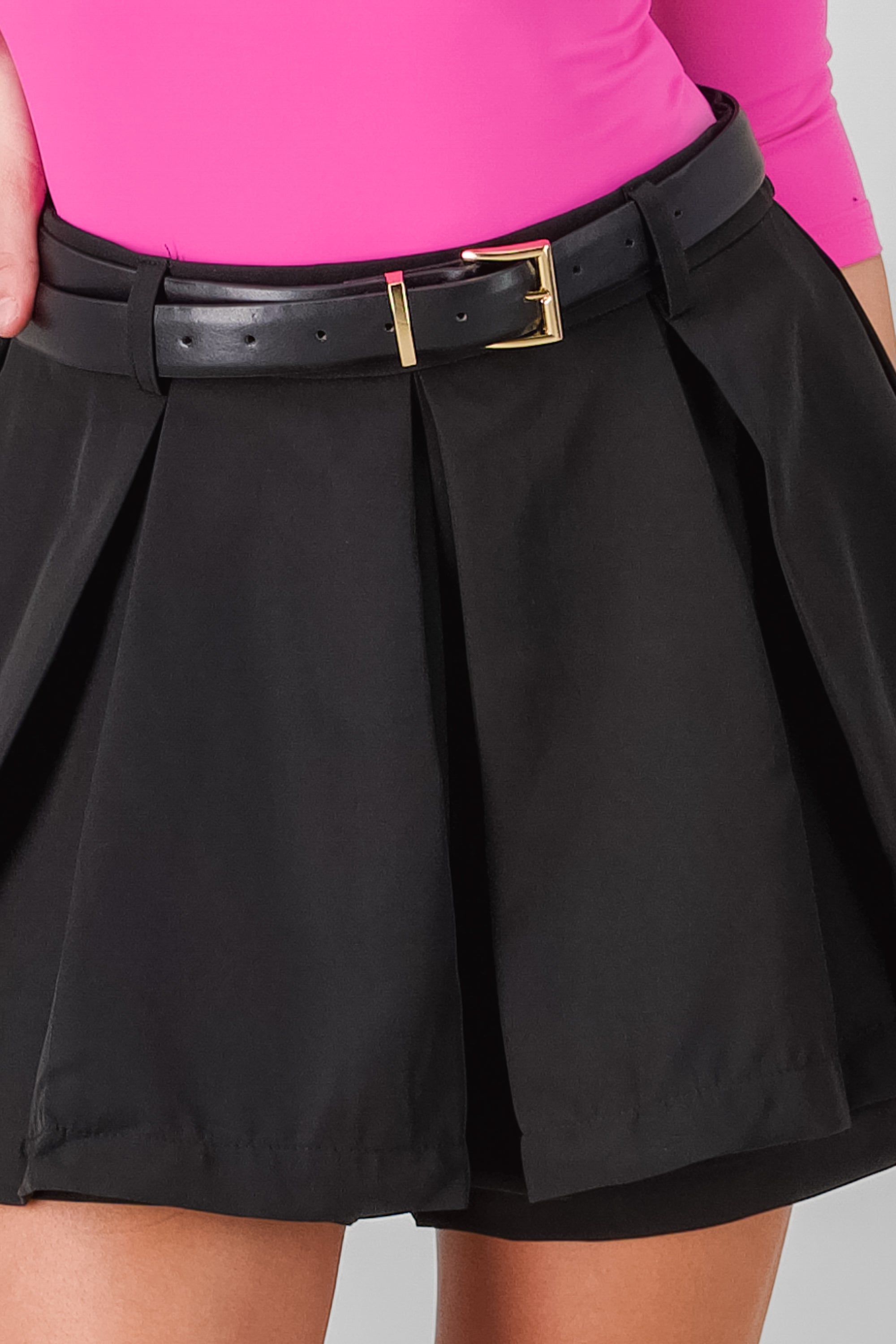 Falda short tableada detalle cinturon NEGRO