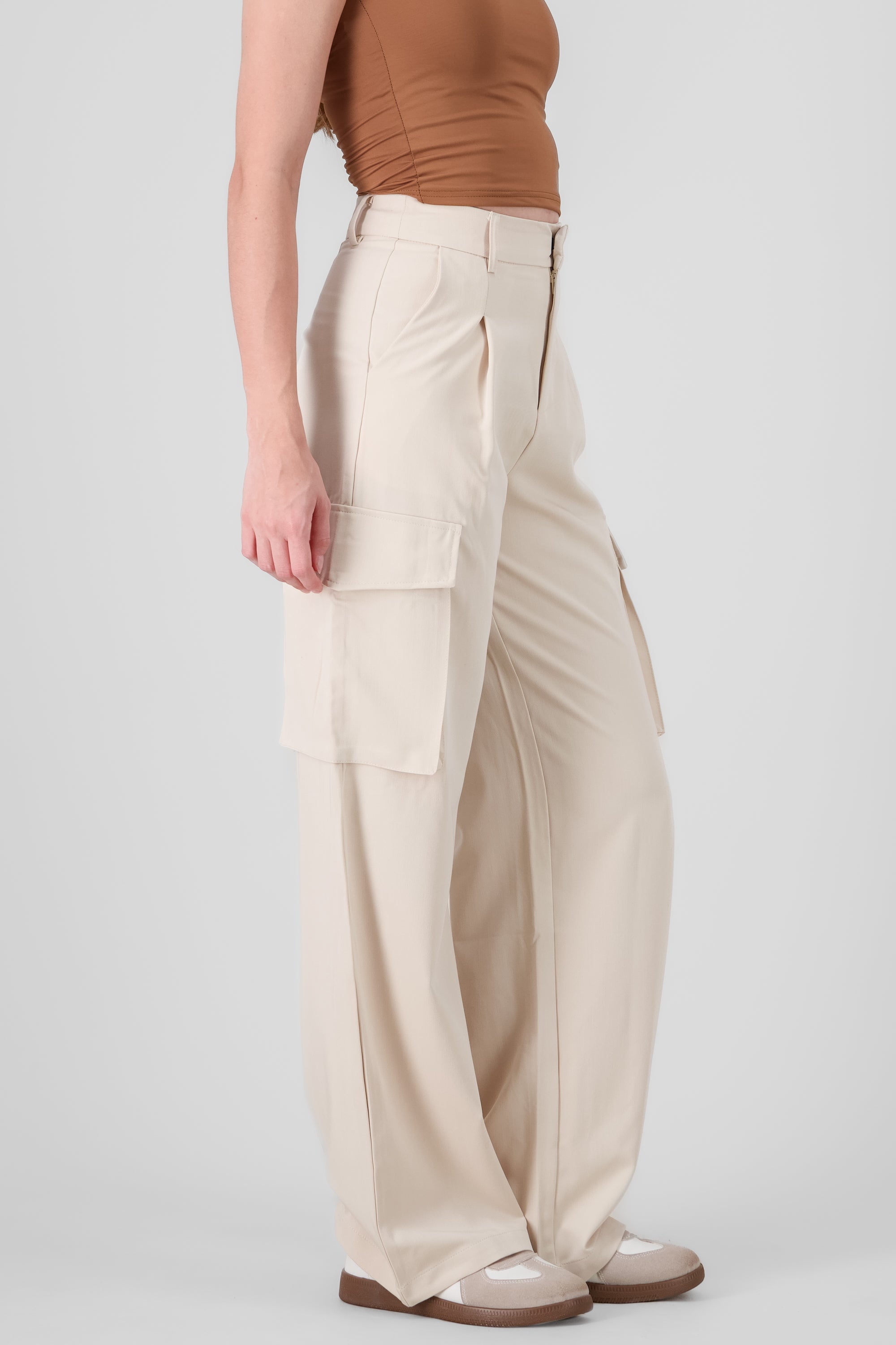 Pantalon sastre detalle bolsas cargo BEIGE