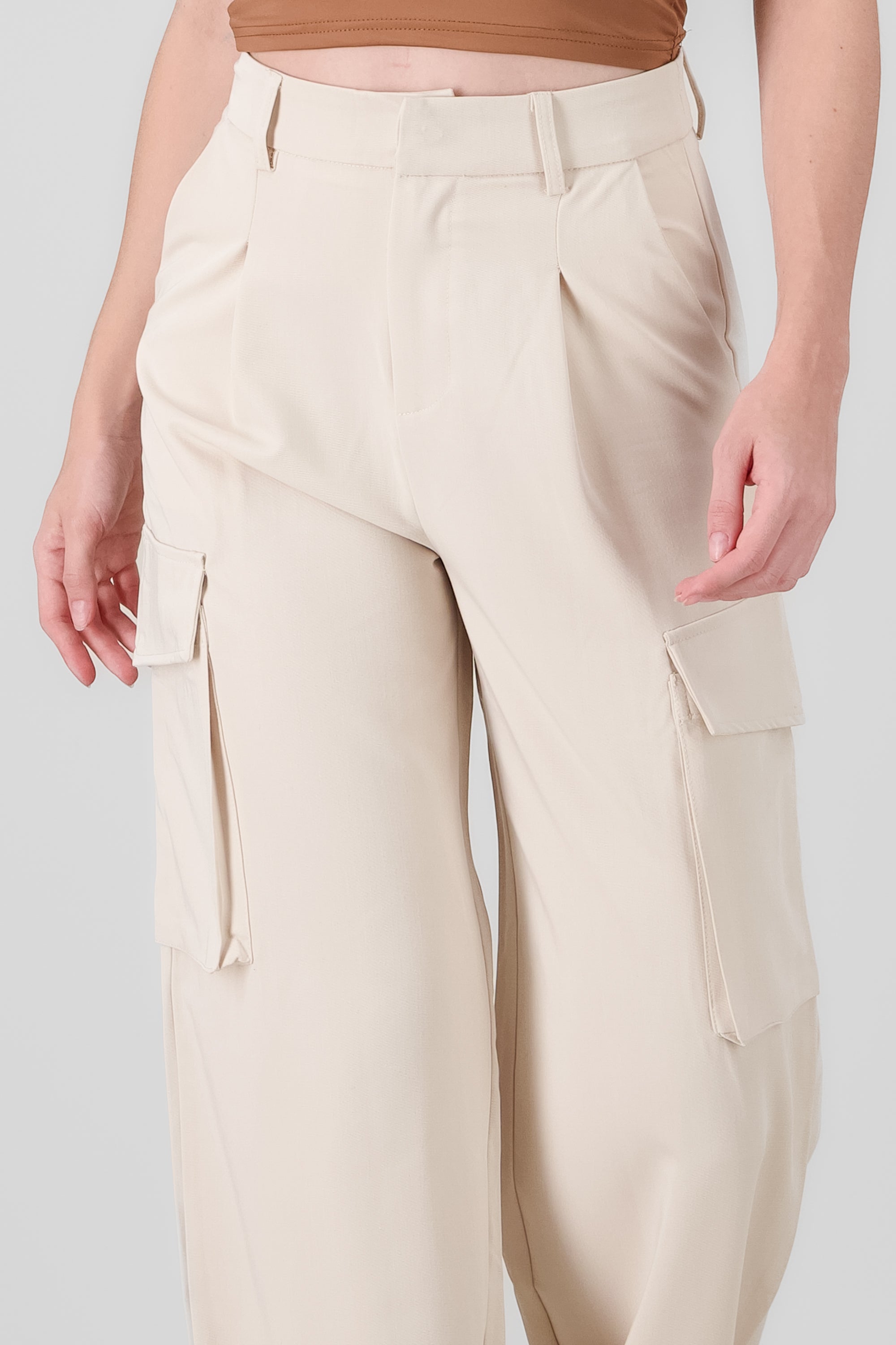 Pantalon sastre detalle bolsas cargo BEIGE