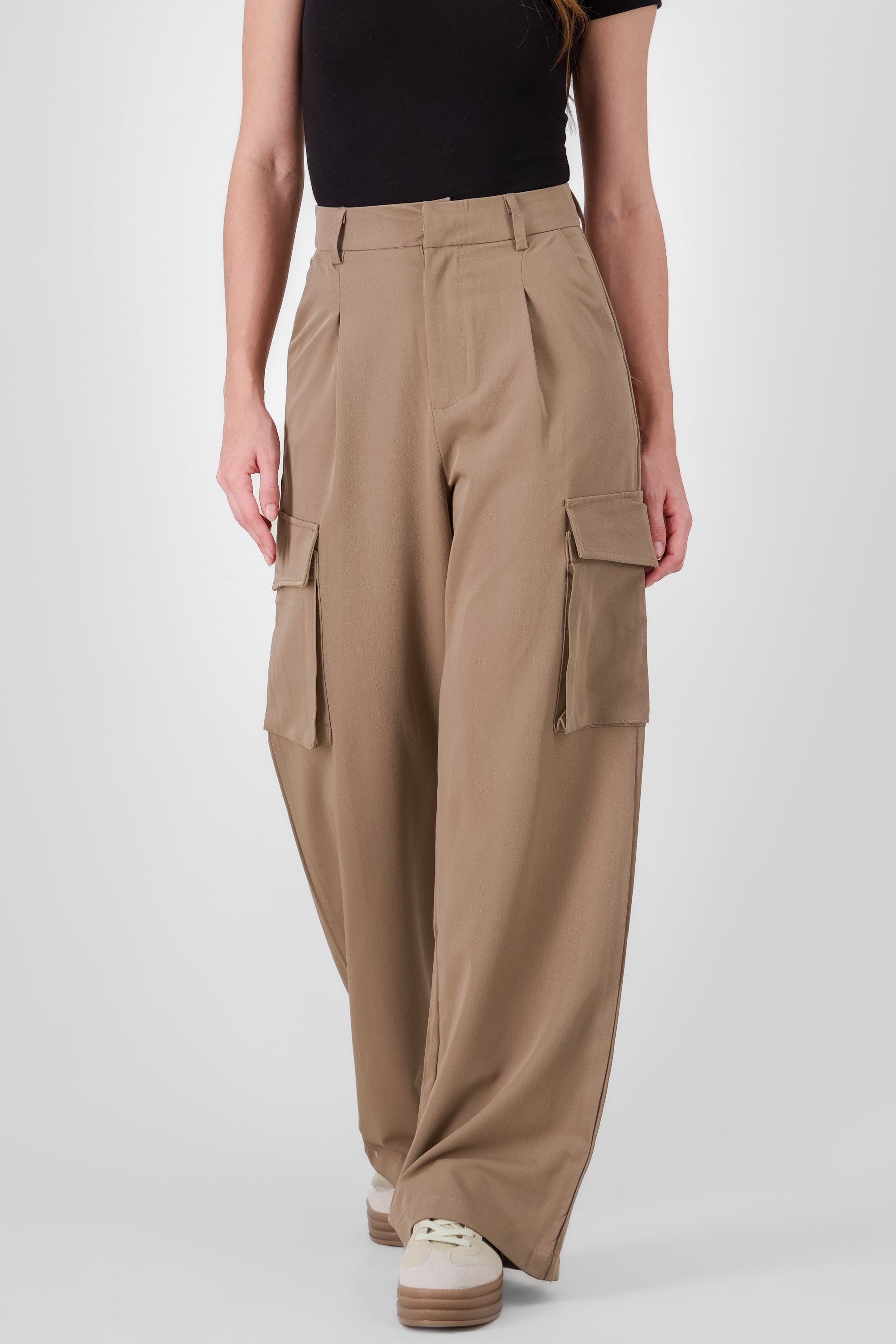 Pantalon sastre detalle bolsas cargo KHAKI