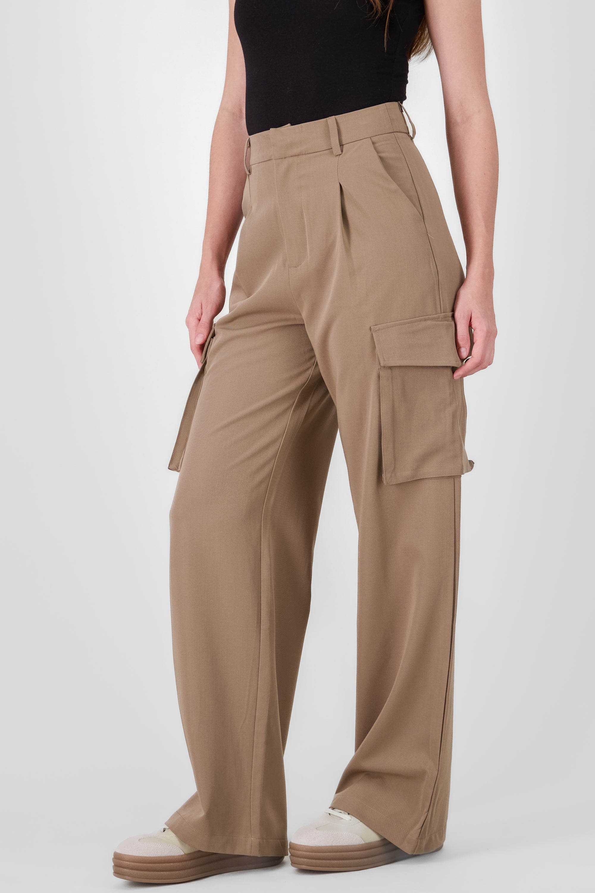 Pantalon sastre detalle bolsas cargo KHAKI