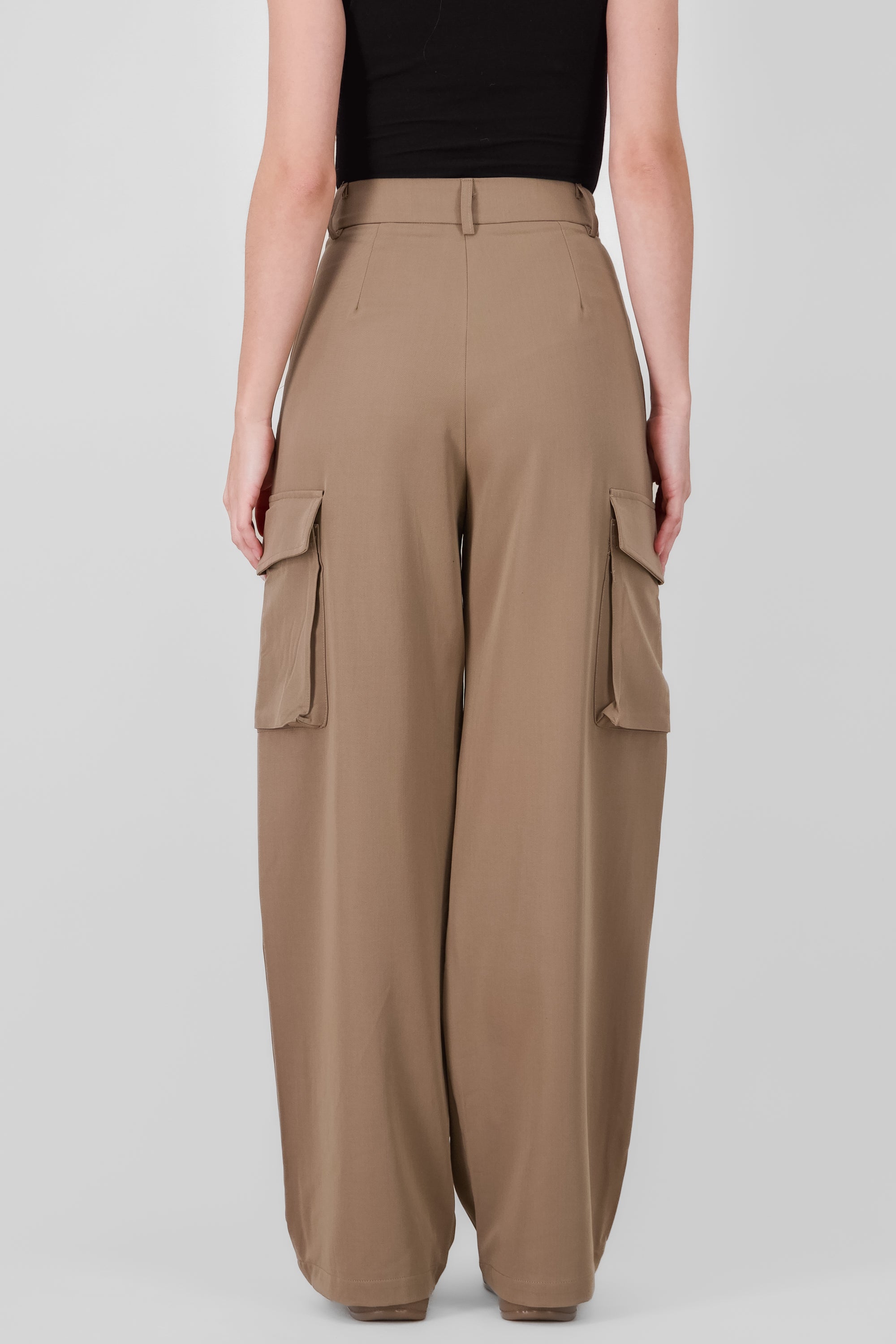 Pantalon sastre detalle bolsas cargo KHAKI