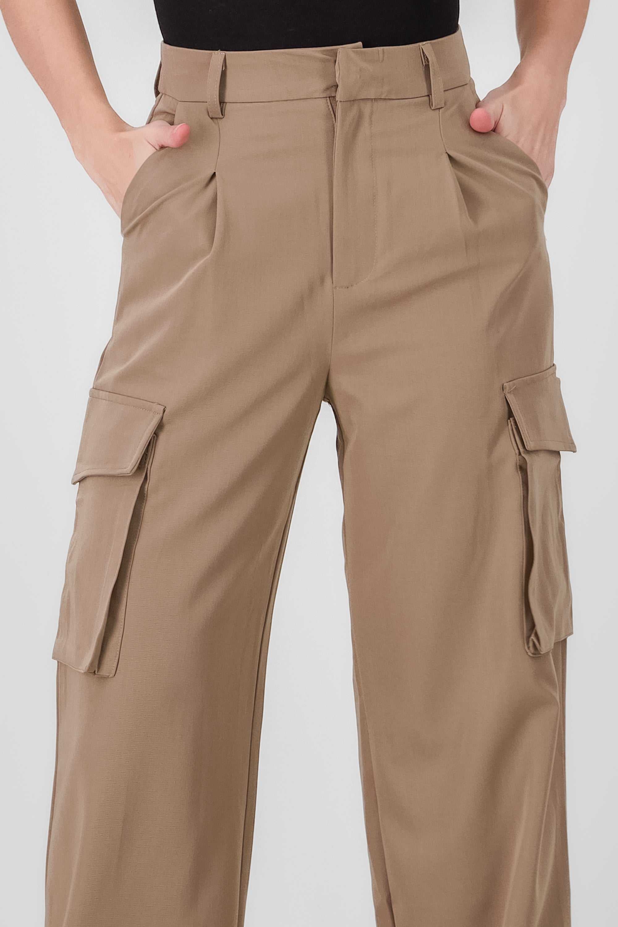 Pantalon sastre detalle bolsas cargo KHAKI