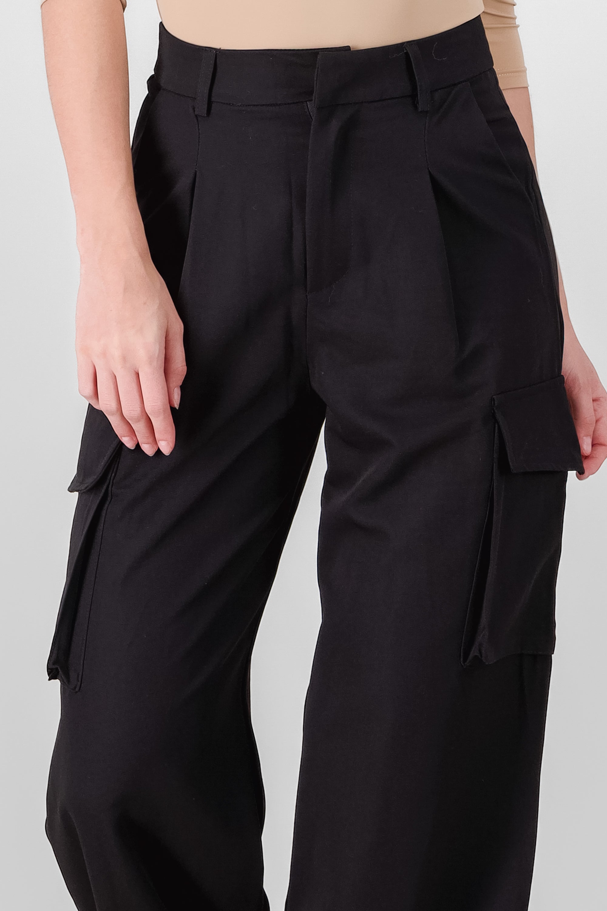 Pantalon sastre detalle bolsas cargo NEGRO