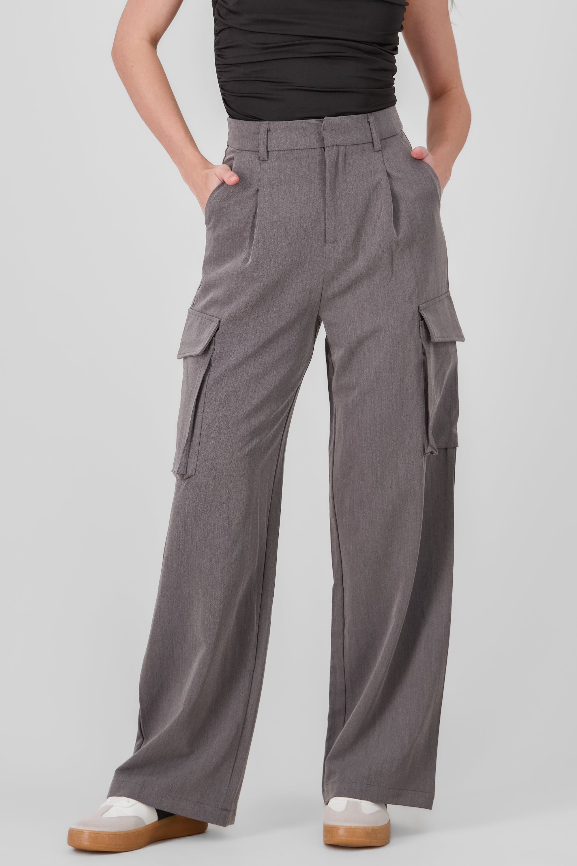 Pantalon sastre detalle bolsas cargo GRIS