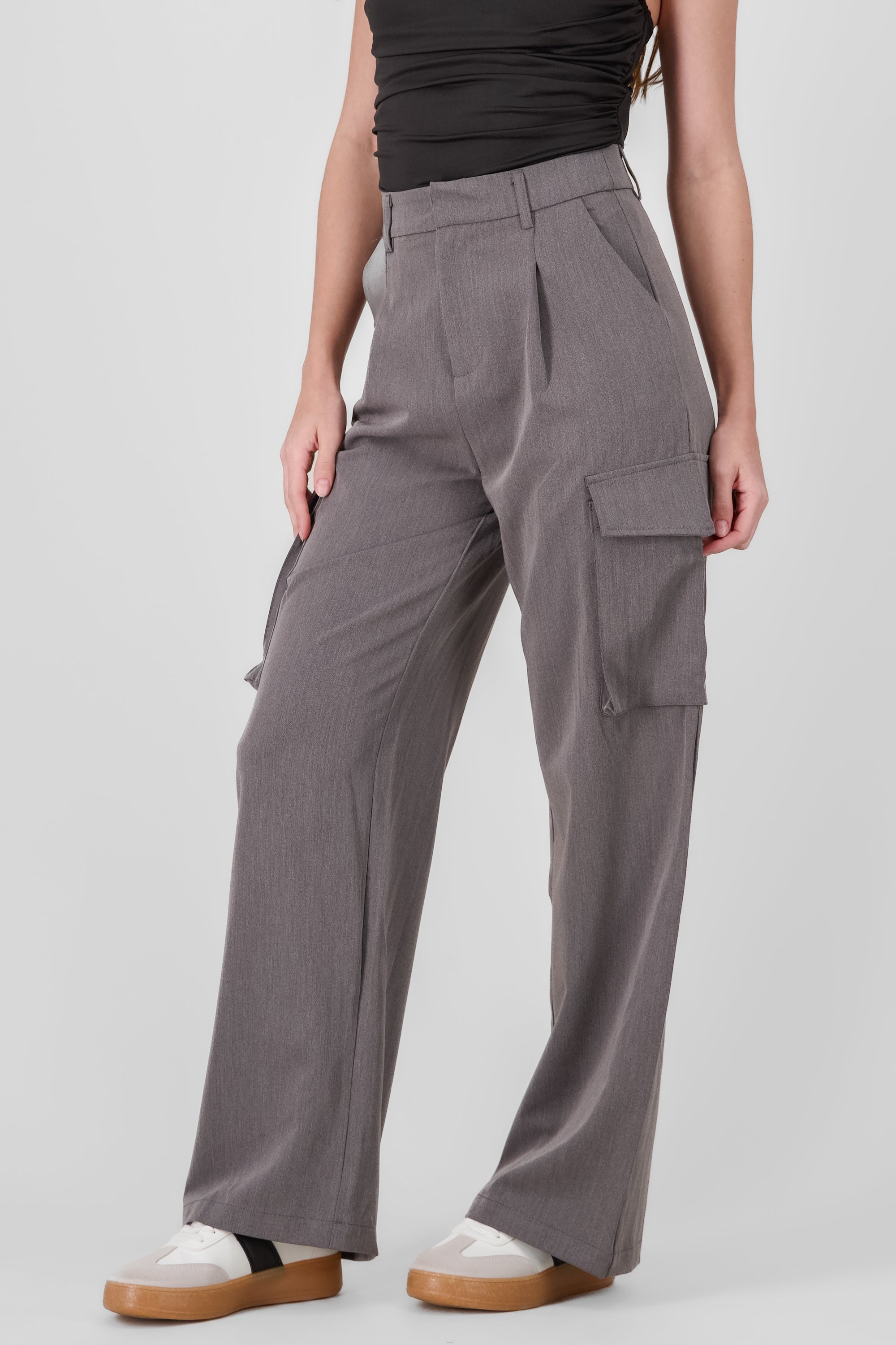 Pantalon sastre detalle bolsas cargo GRIS