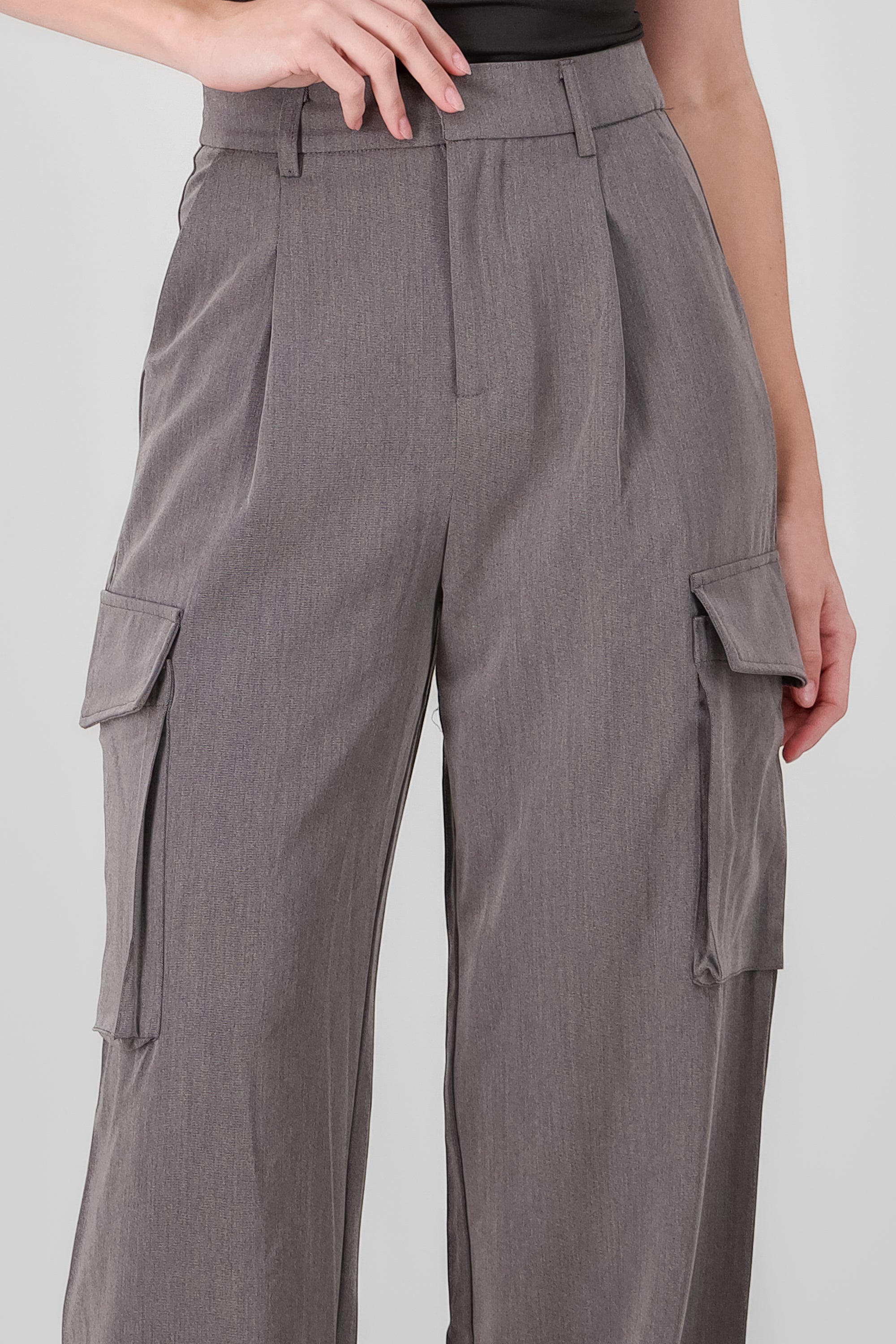 Pantalon sastre detalle bolsas cargo GRIS