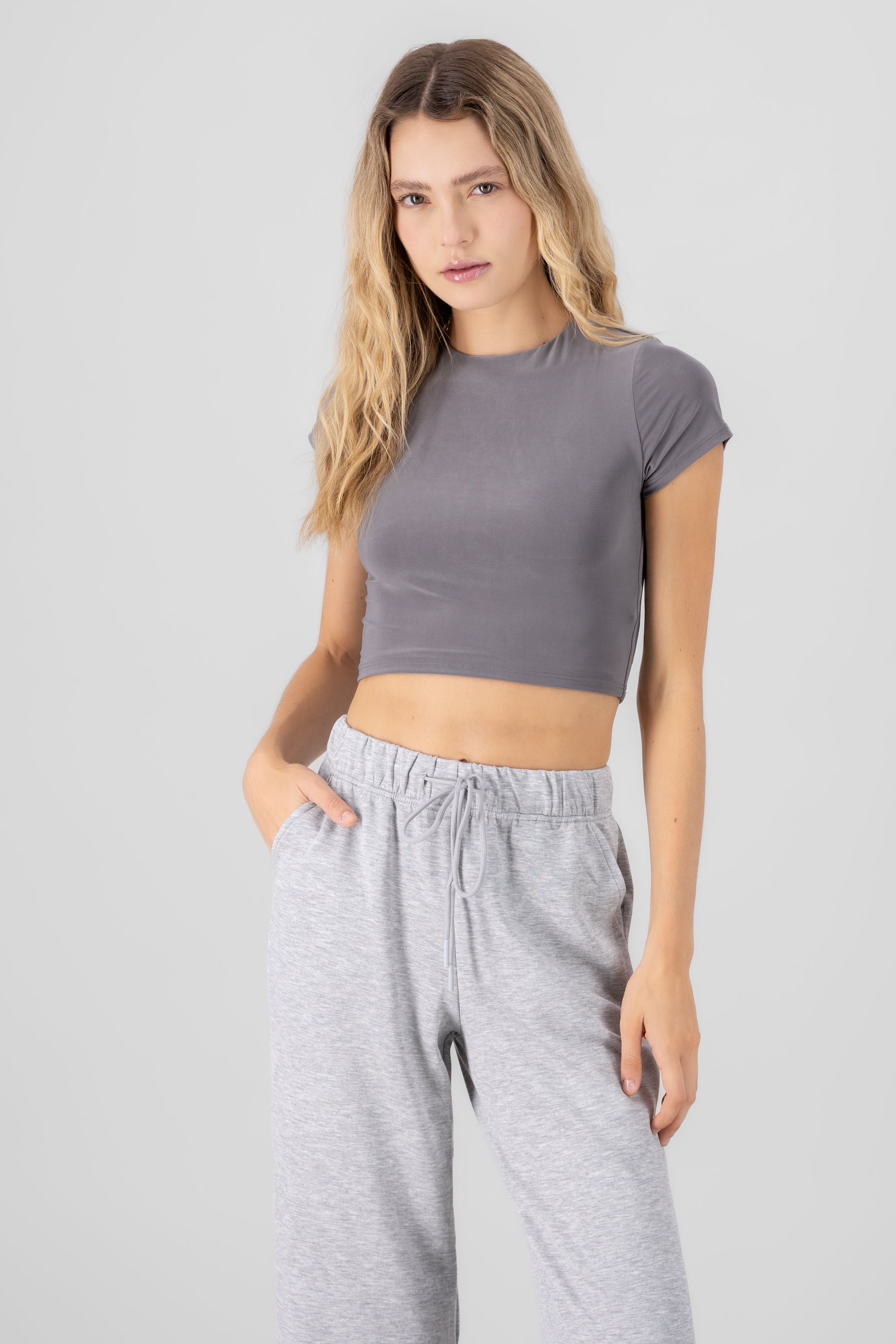 Top crop doble tela manga corta GRIS