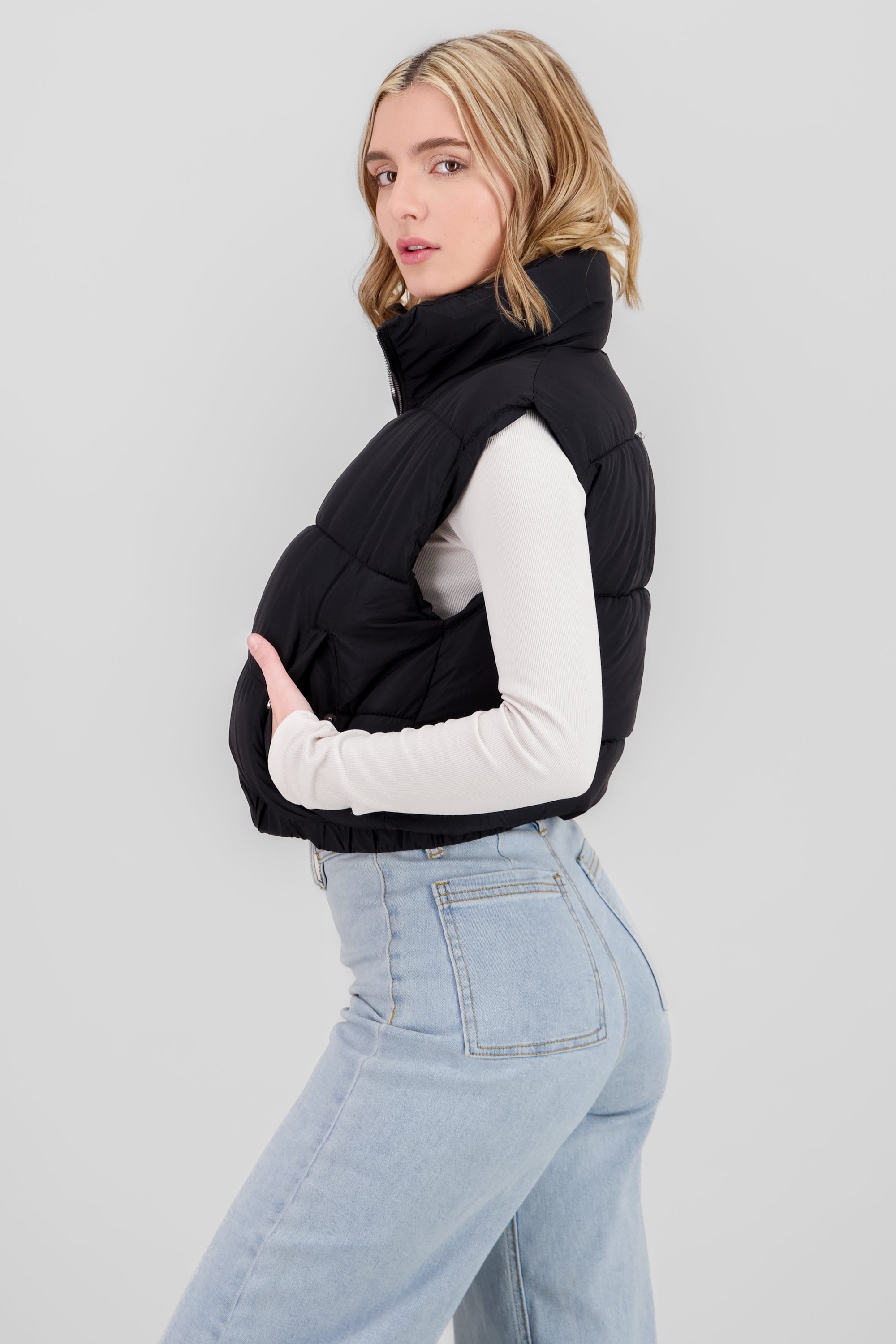 Chaleco capitonado crop NEGRO