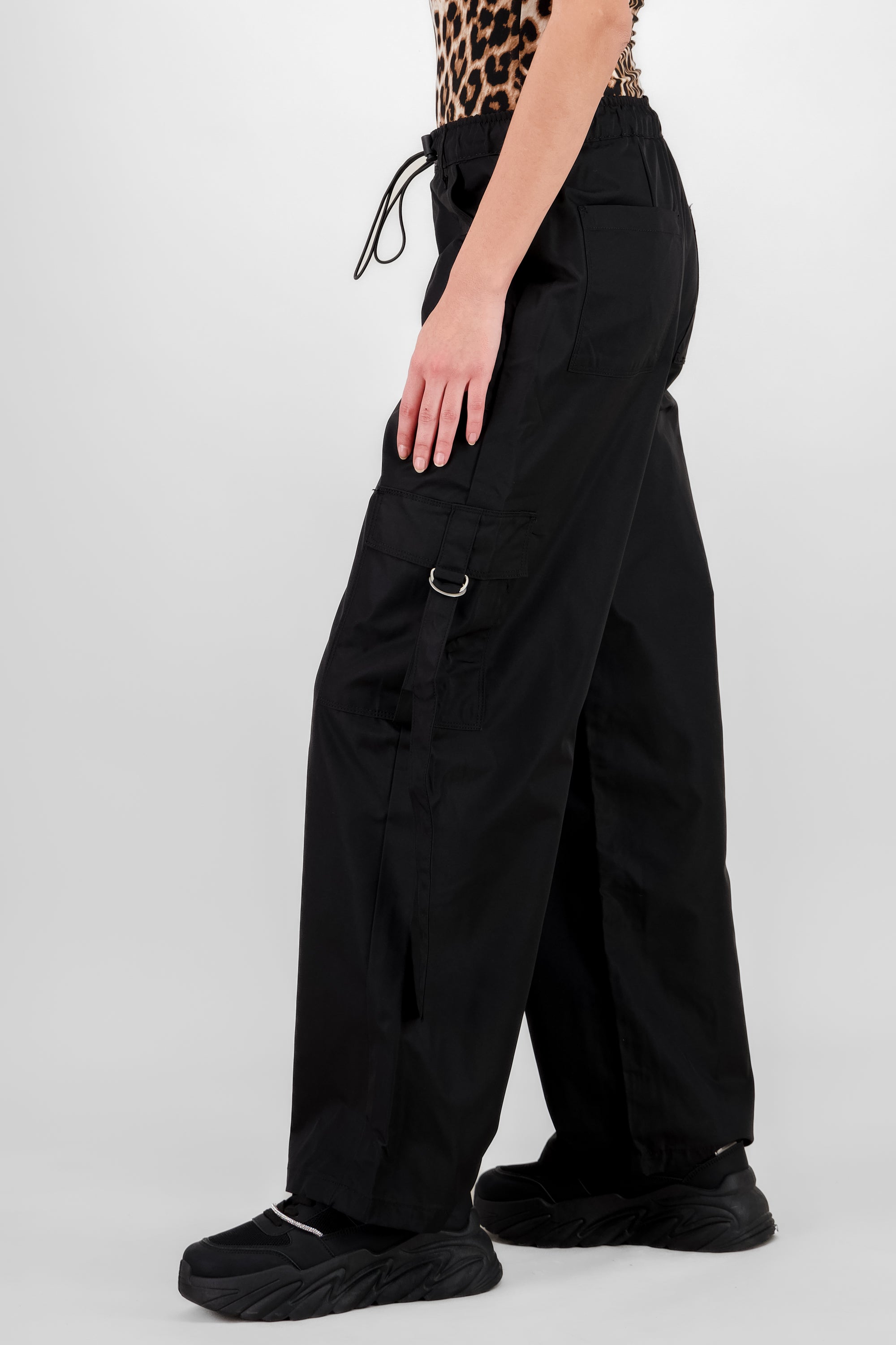 Pantalon cargo amplio NEGRO