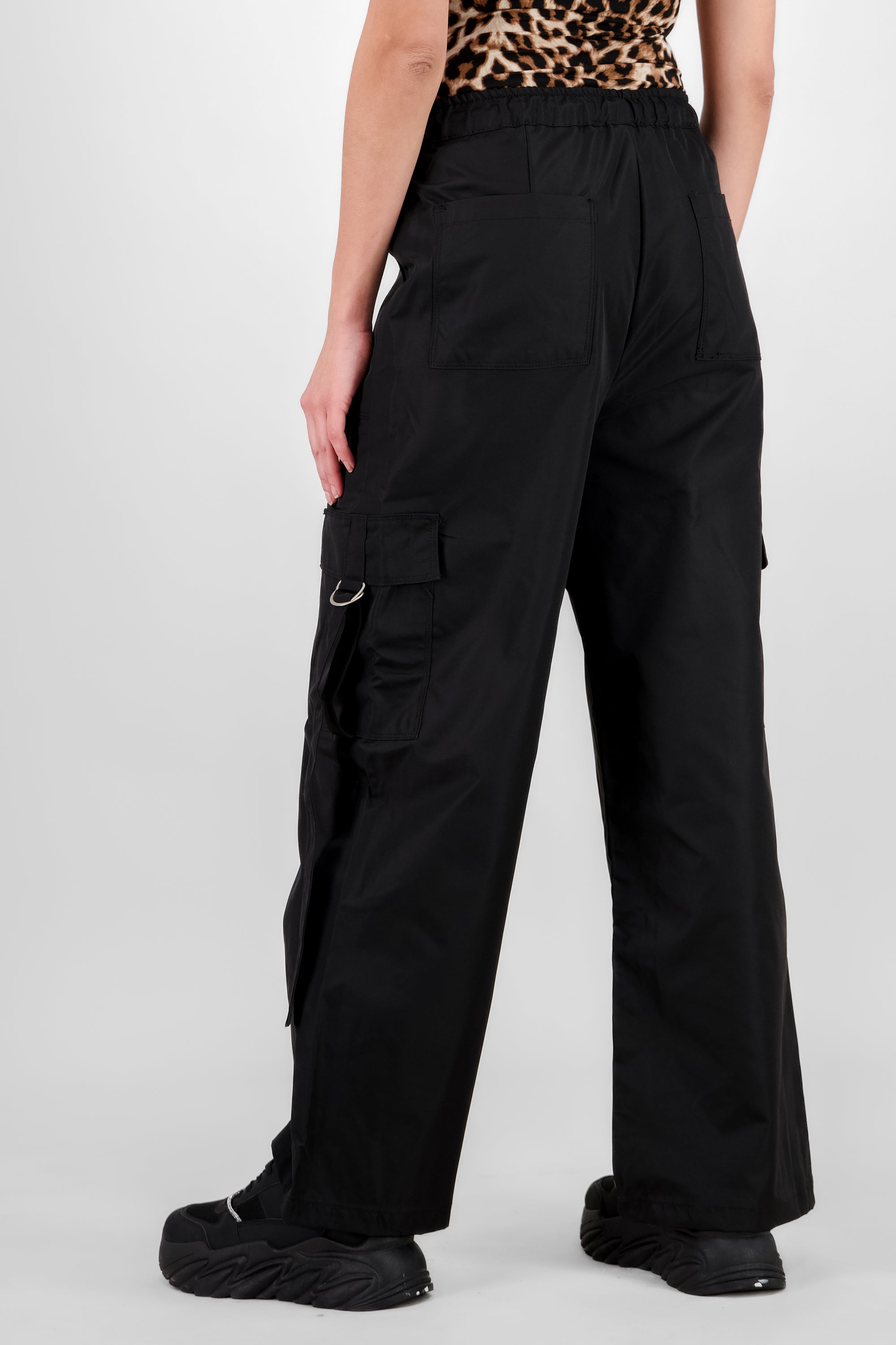 Pantalon cargo amplio NEGRO