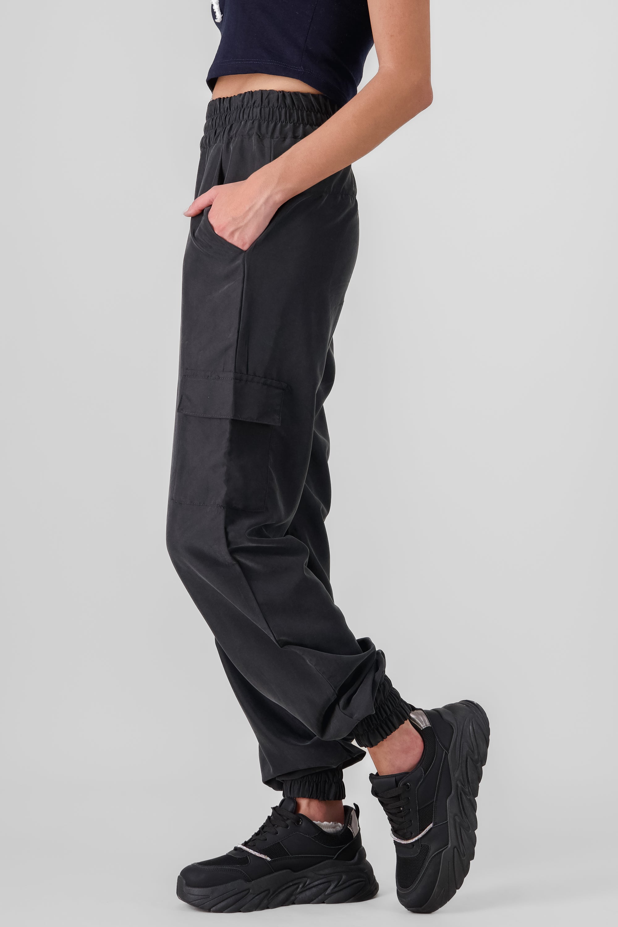 Jogger detalle bolsas cargo NEGRO