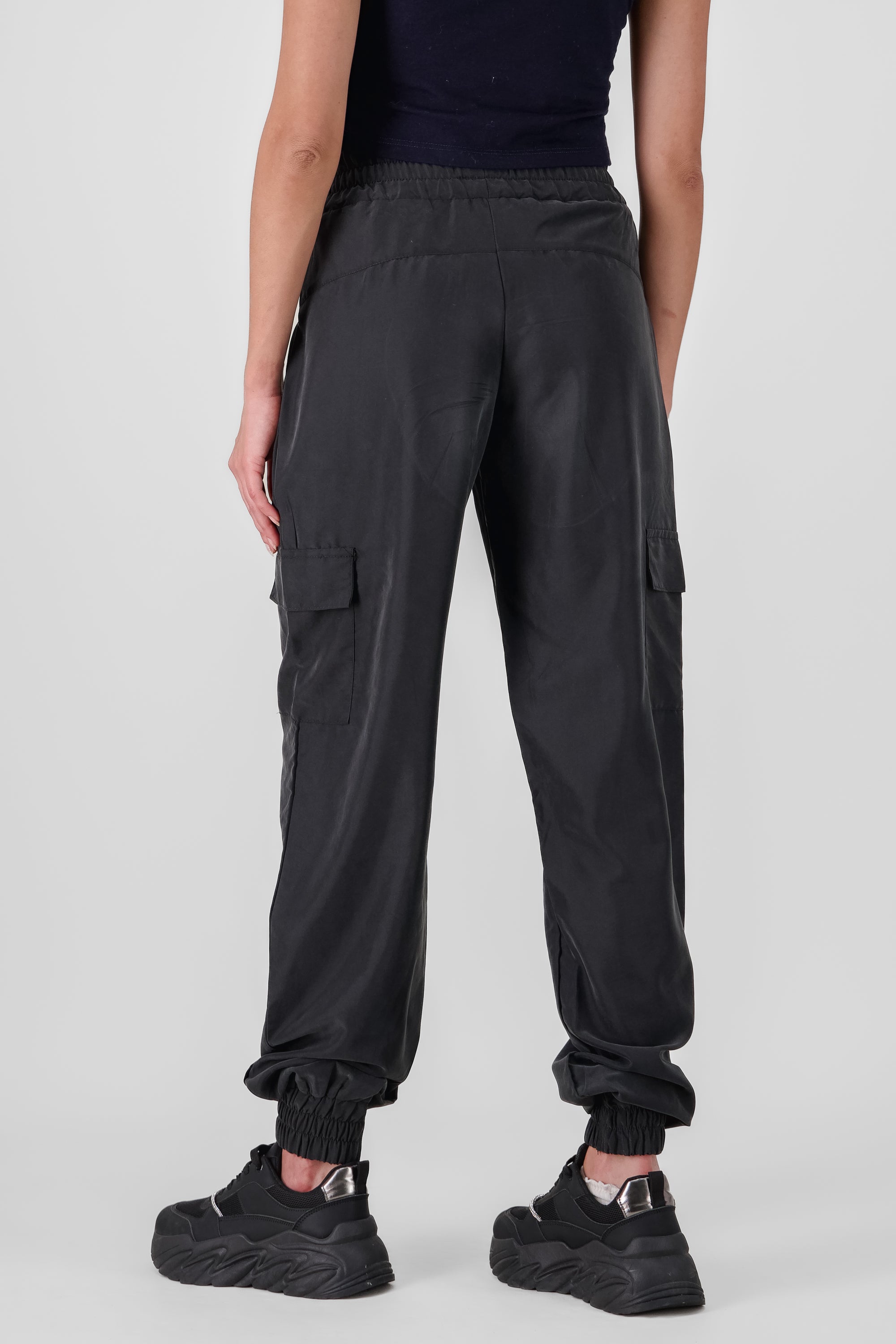 Jogger detalle bolsas cargo NEGRO