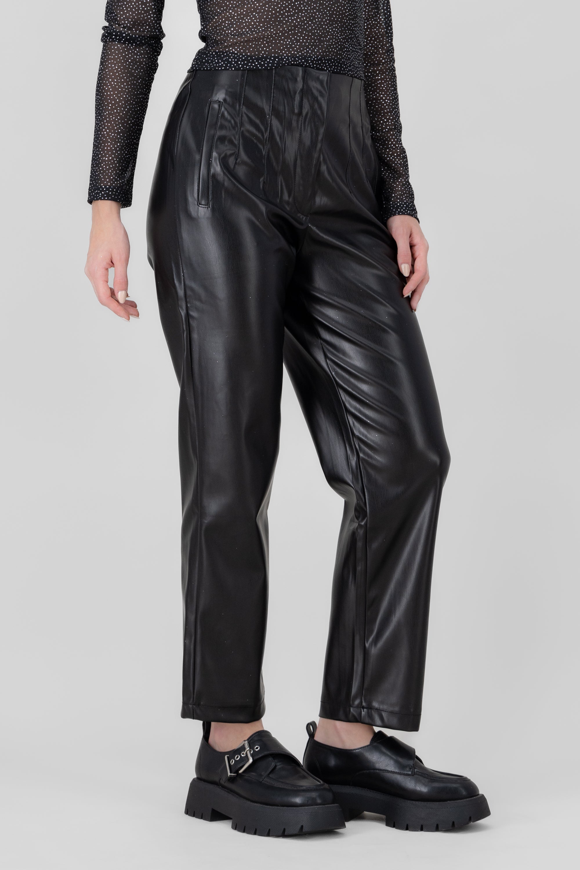 Pantalon recto efecto piel bolsillos NEGRO