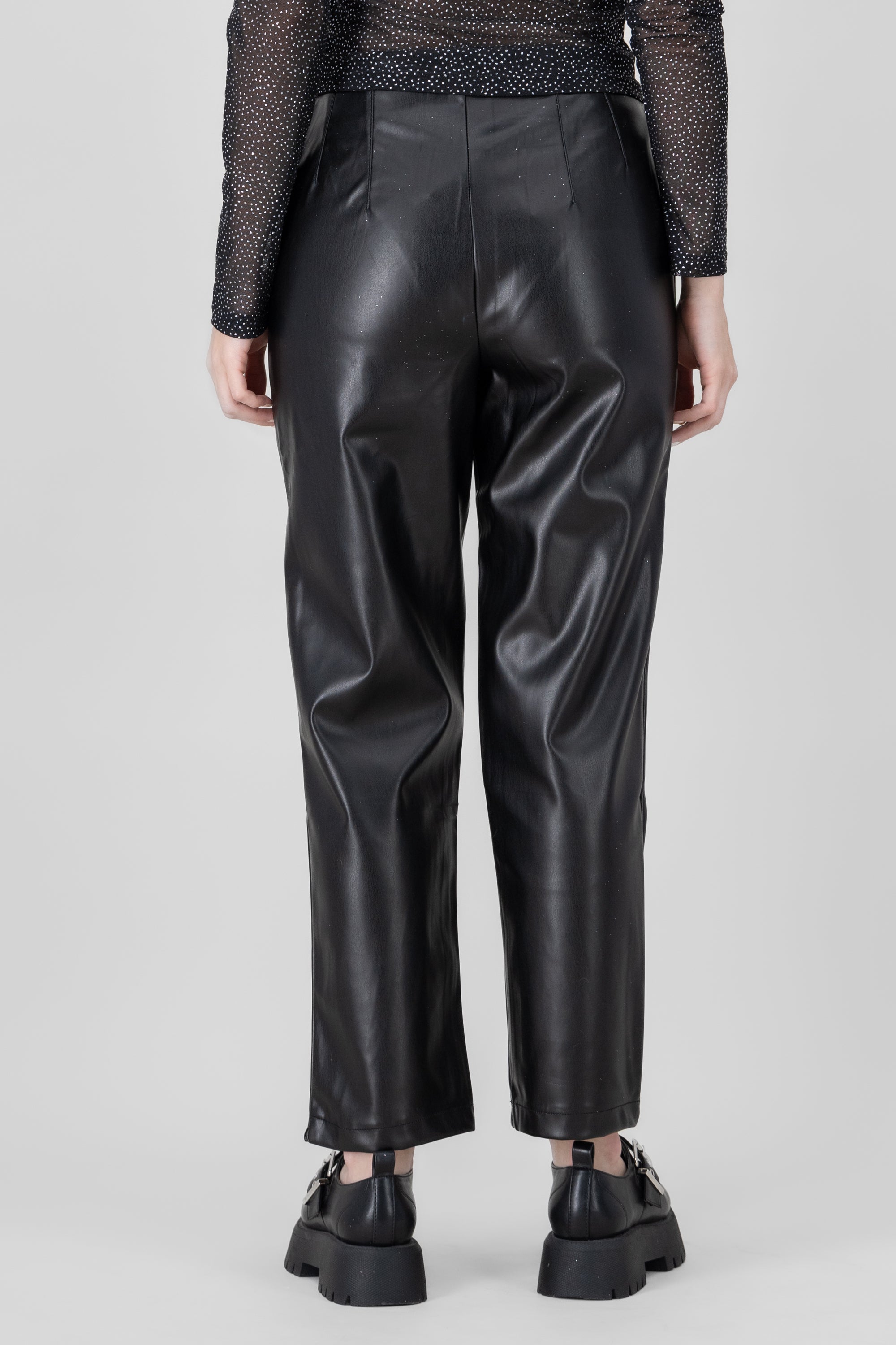 Pantalon recto efecto piel bolsillos NEGRO