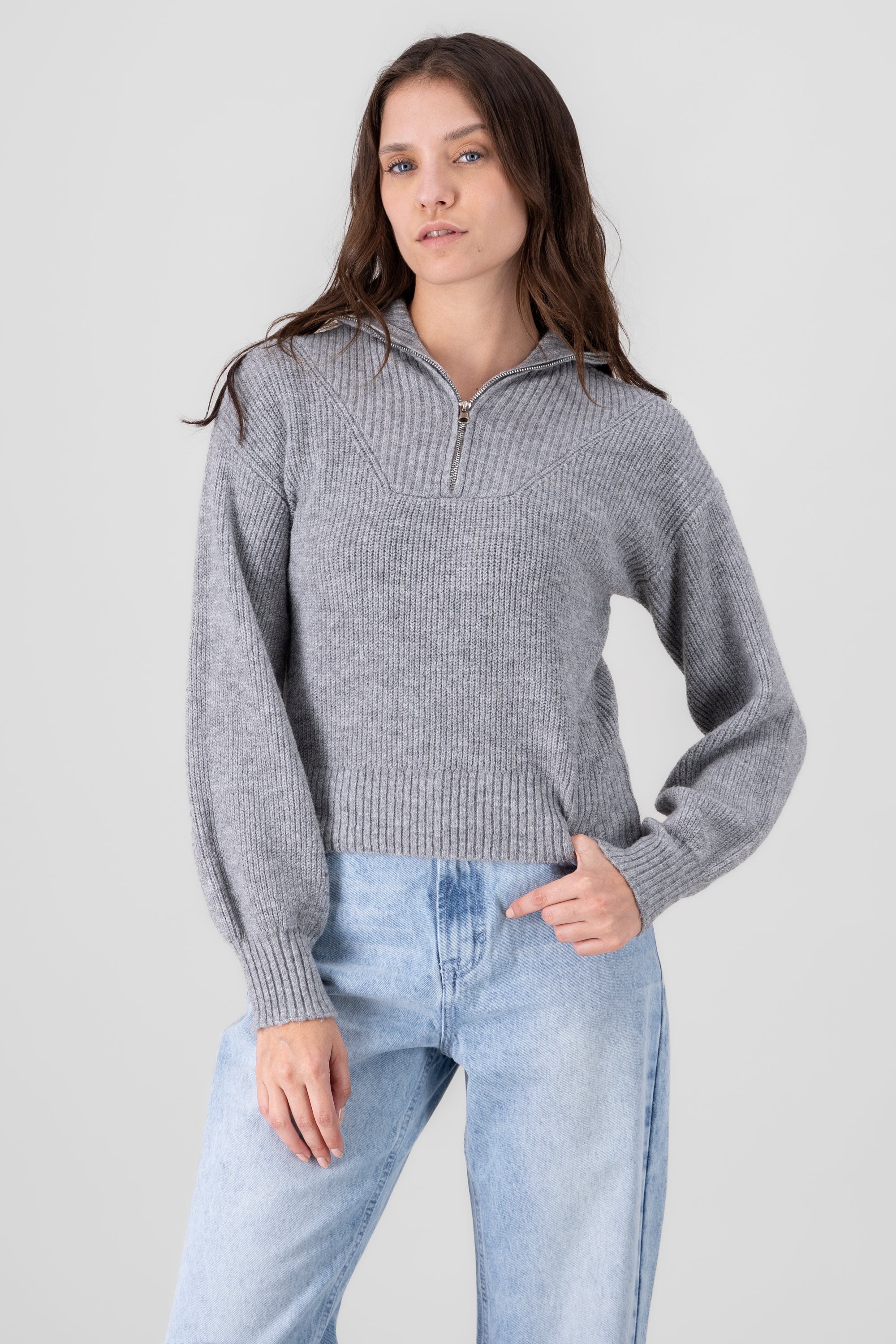 Sueter rib cuello medio cierre GRIS