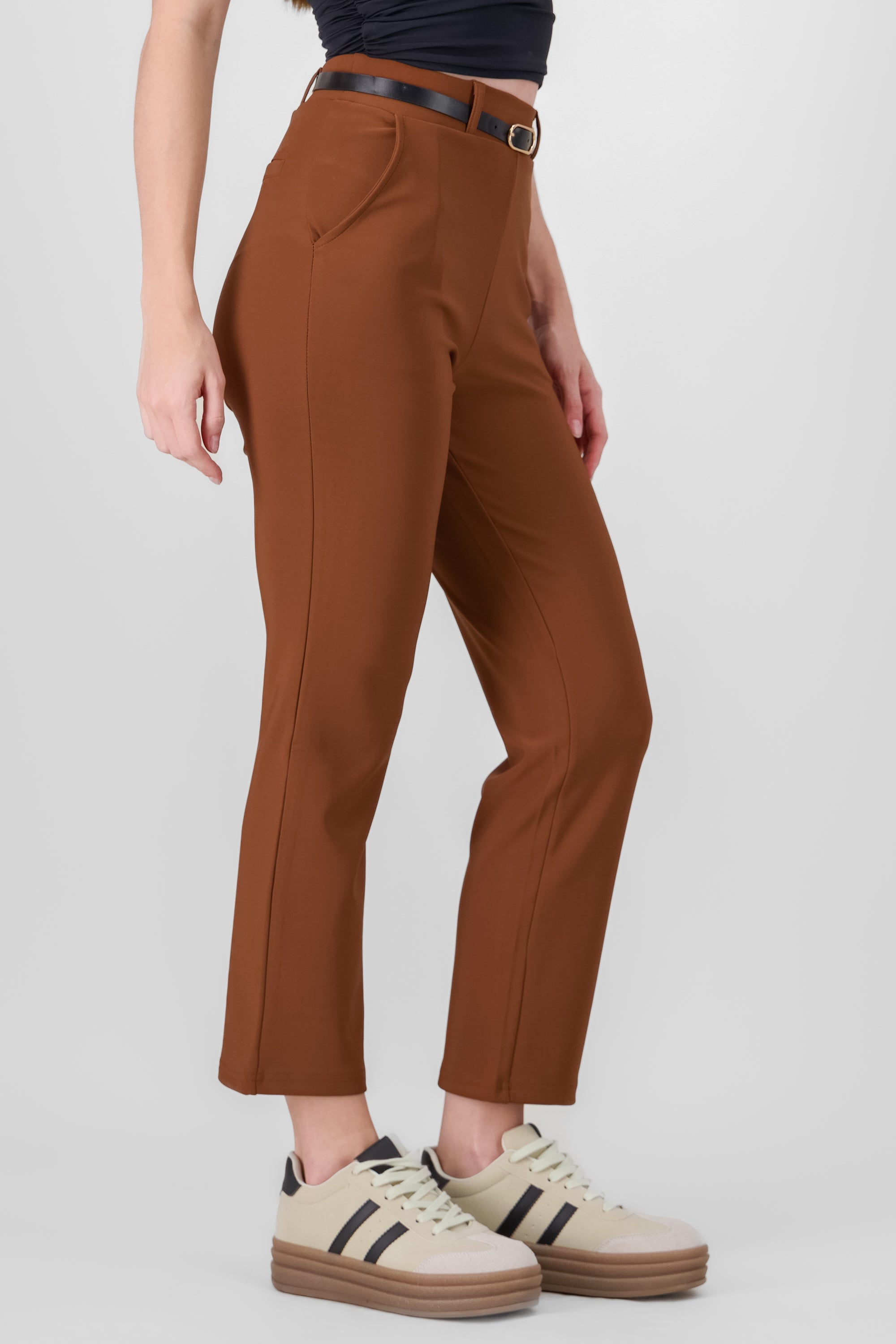 PANTALON RECTO LISO CINTURON CAFE