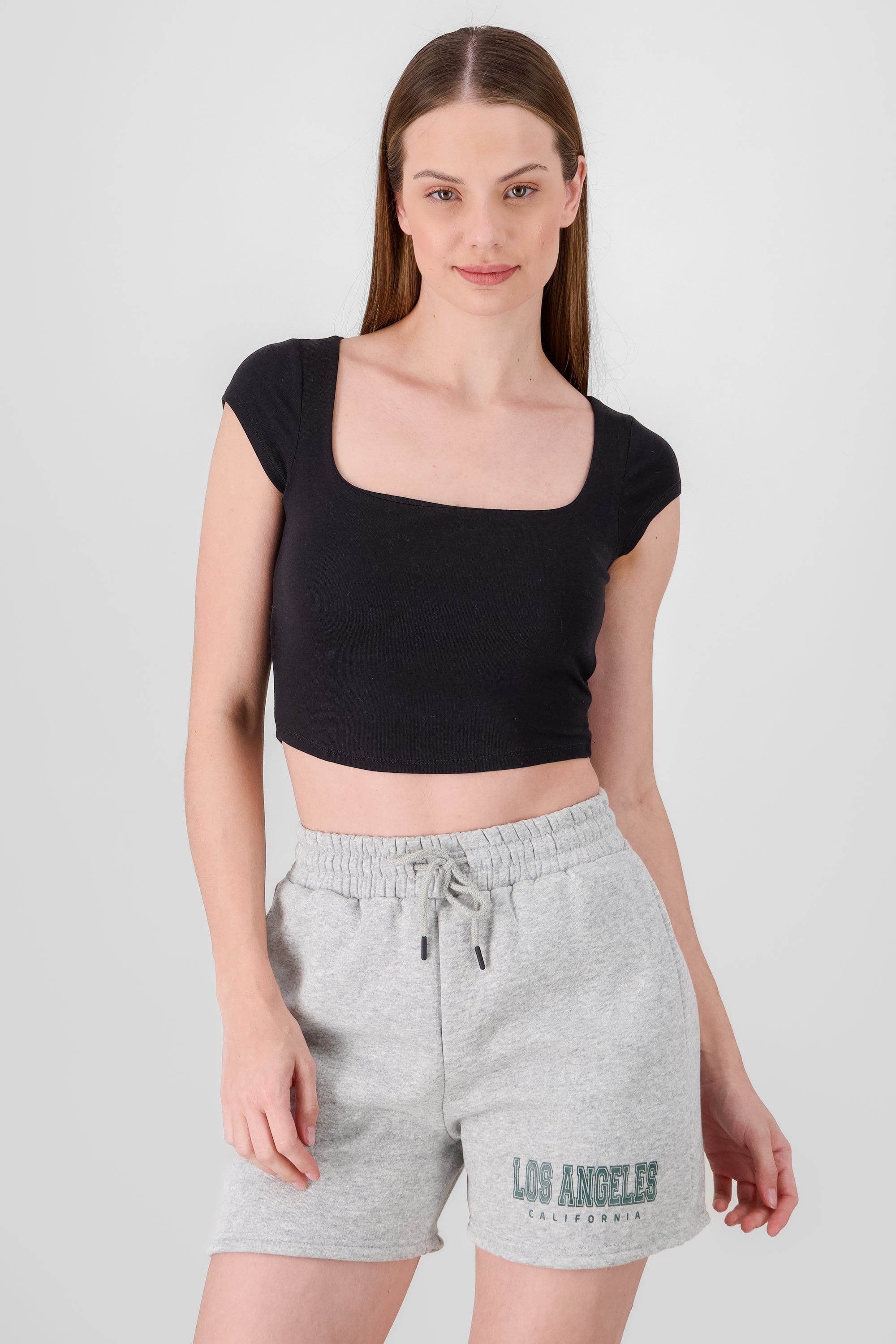 Top cropped con escote cuadrado liso NEGRO