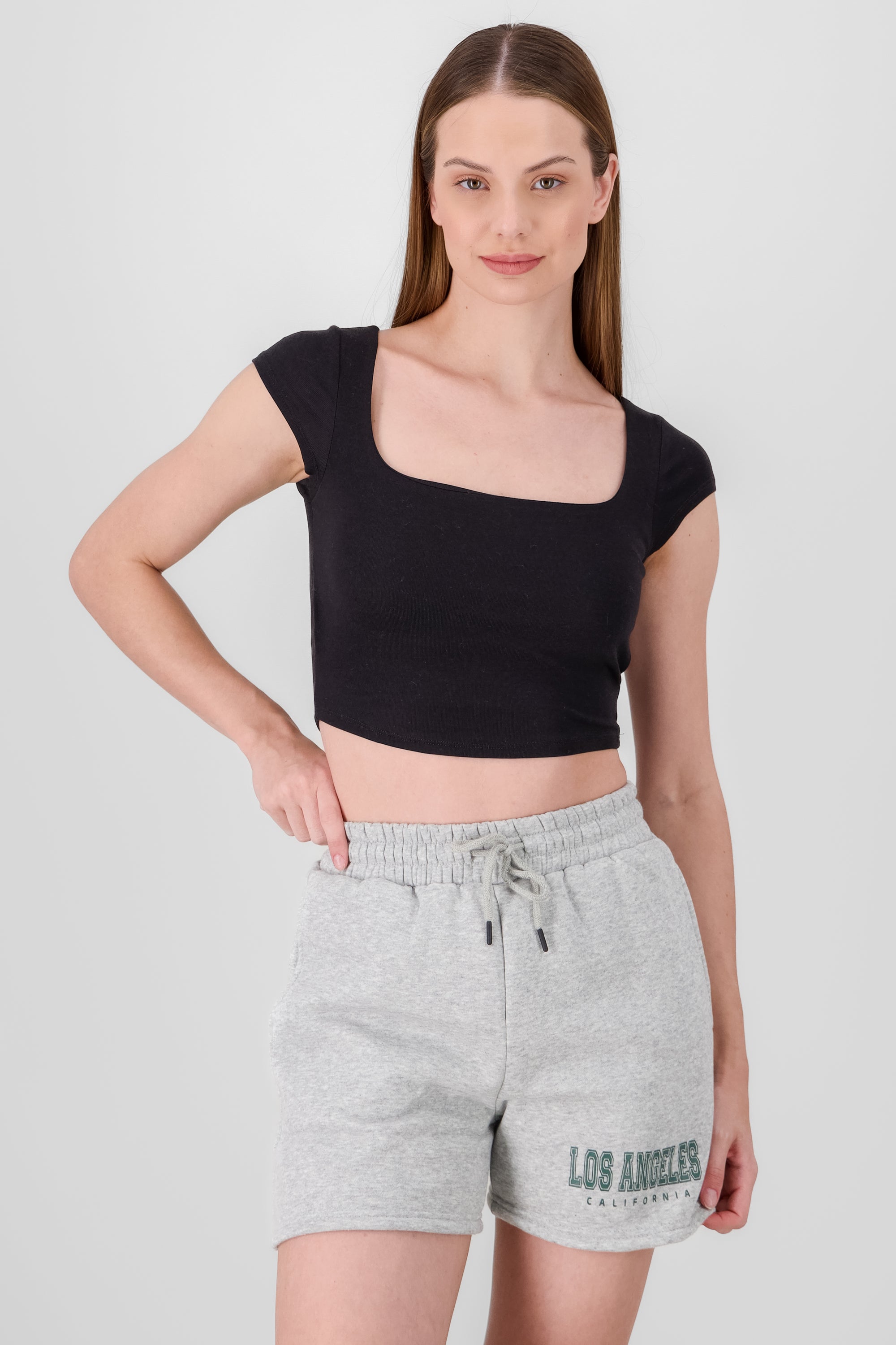 Top cropped con escote cuadrado liso NEGRO