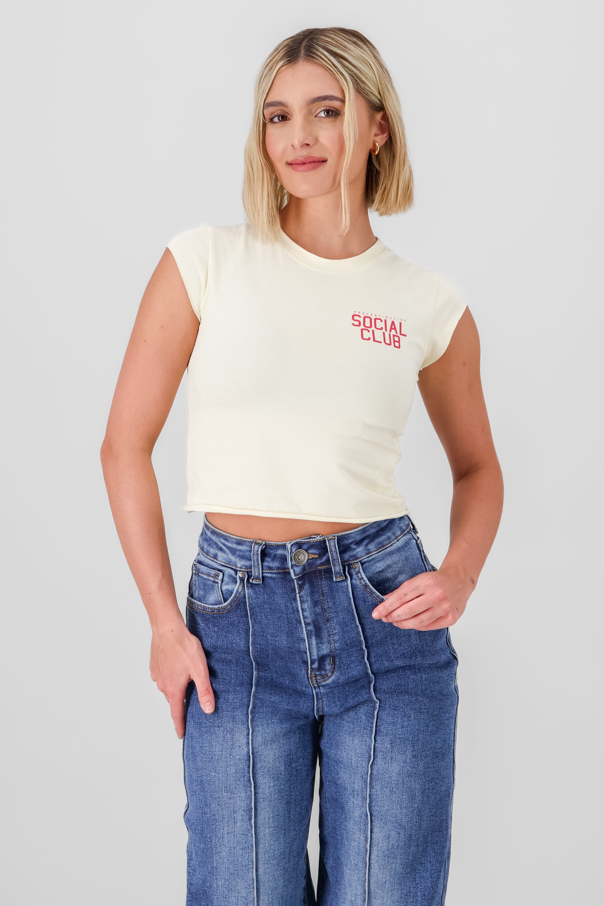 Playera crop sin mangas social club CREMA