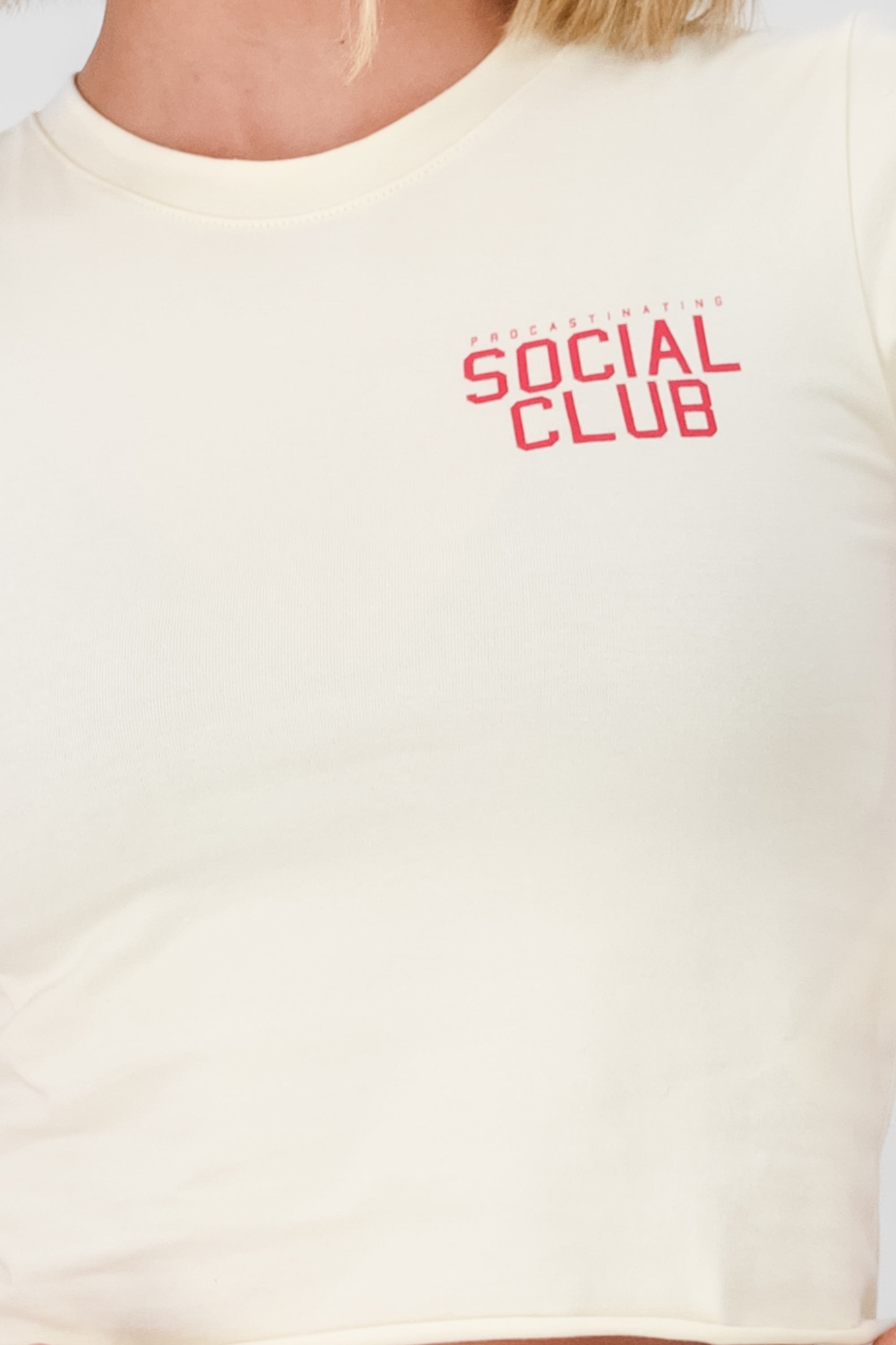 Playera crop sin mangas social club CREMA