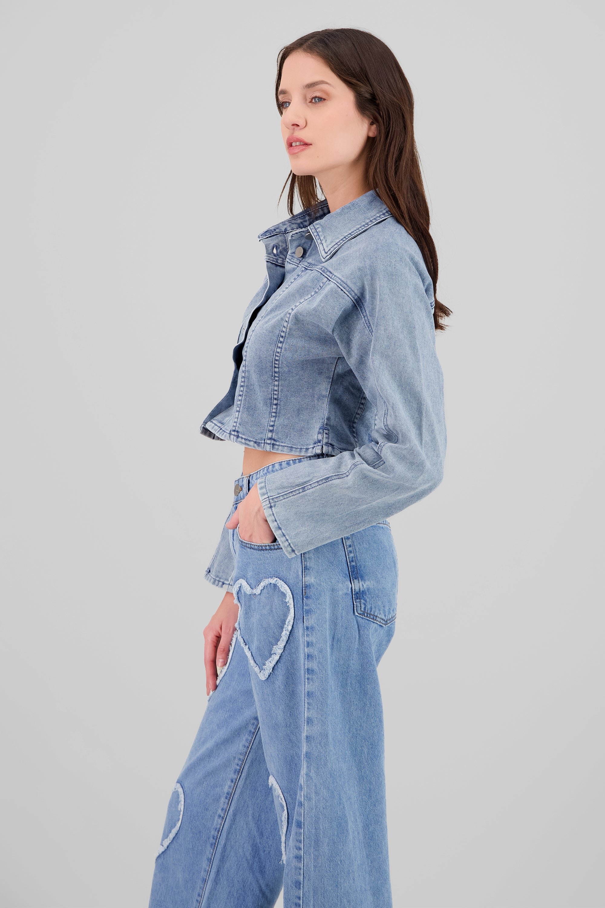 Chamarra crop con cortes MEDIUM WASH