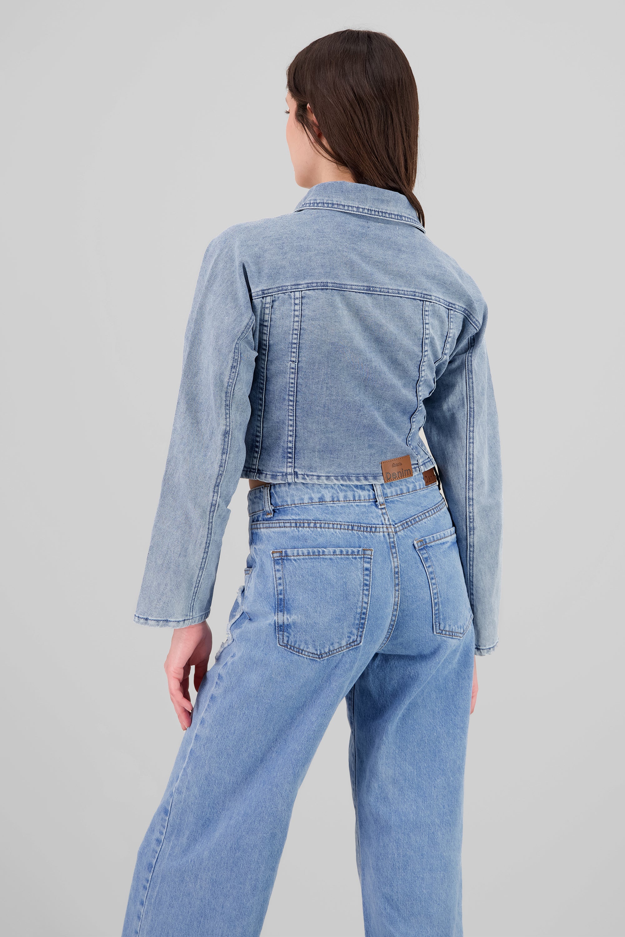 Chamarra crop con cortes MEDIUM WASH