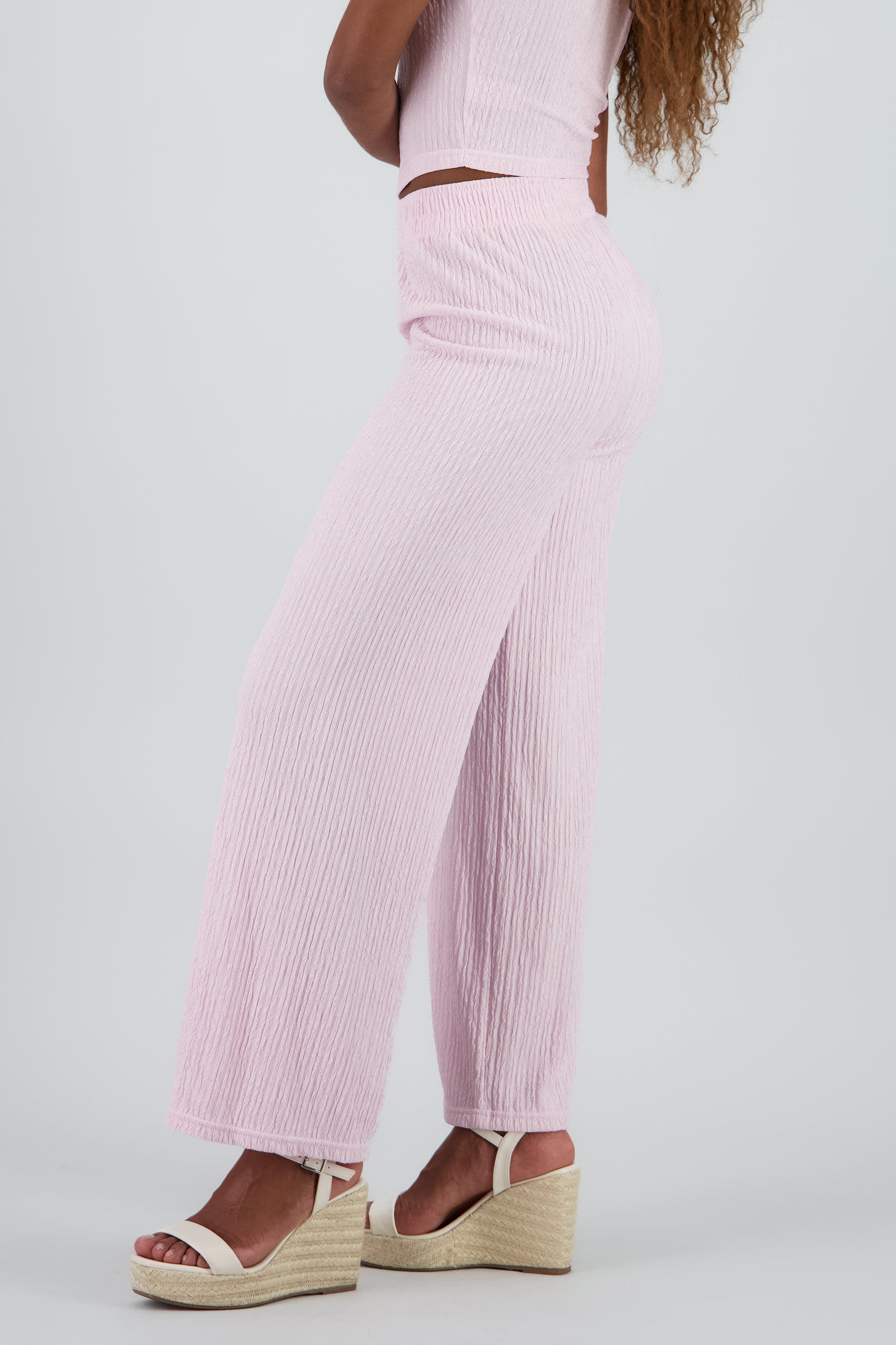 Pantalon textura resorte ROSA PASTEL