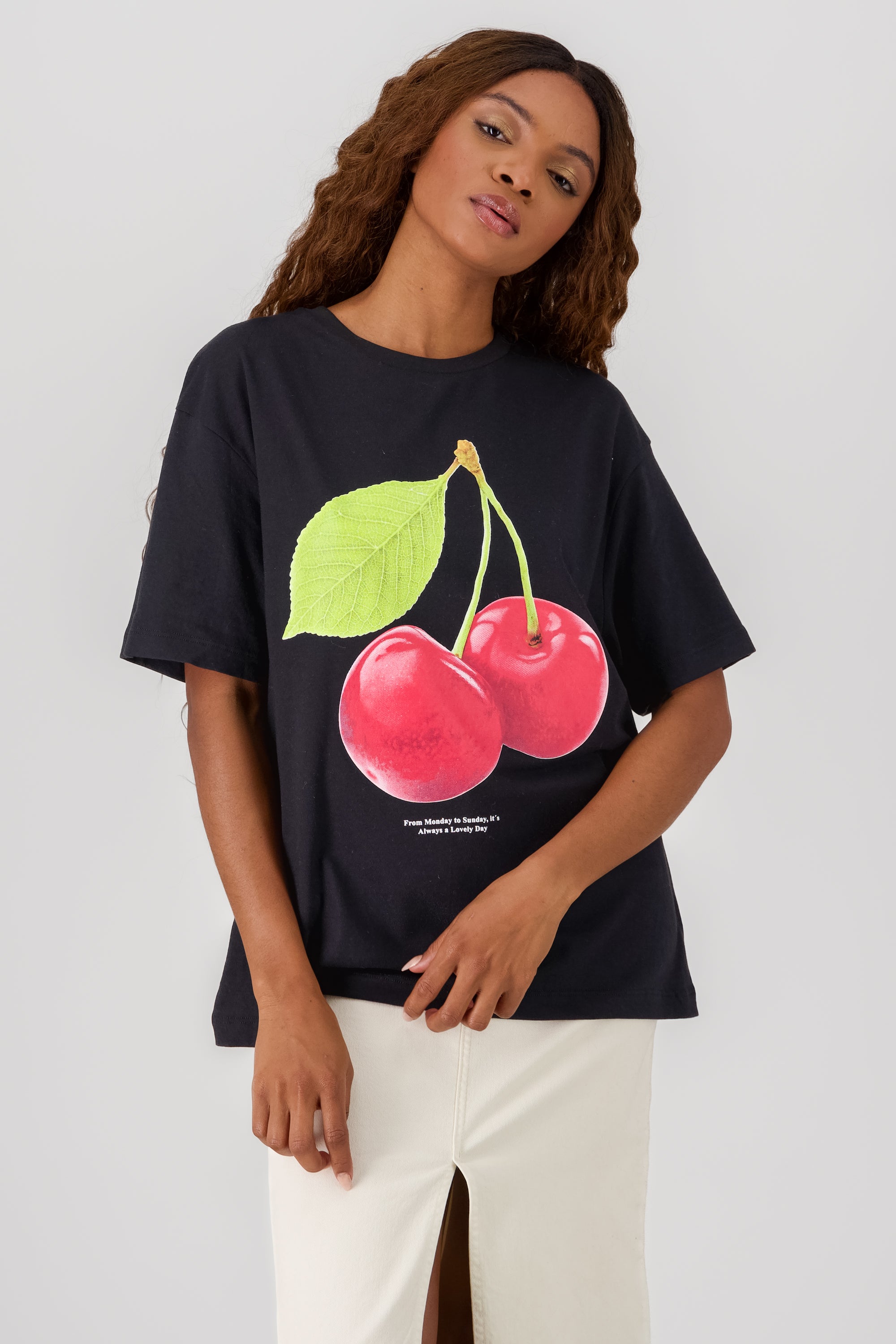 Playera oversize estampada cerezas mon cheri hypst NEGRO COMBO