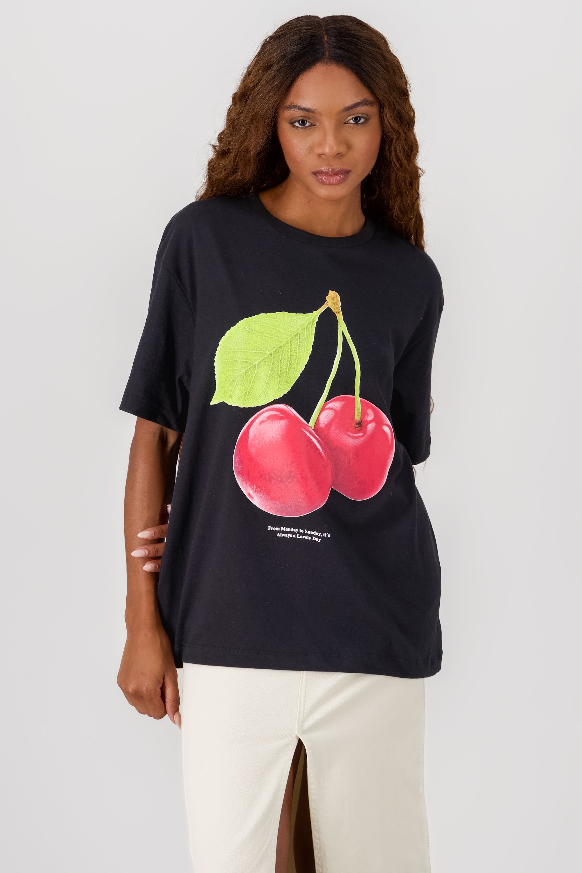 Playera oversize estampada cerezas mon cheri hypst NEGRO COMBO