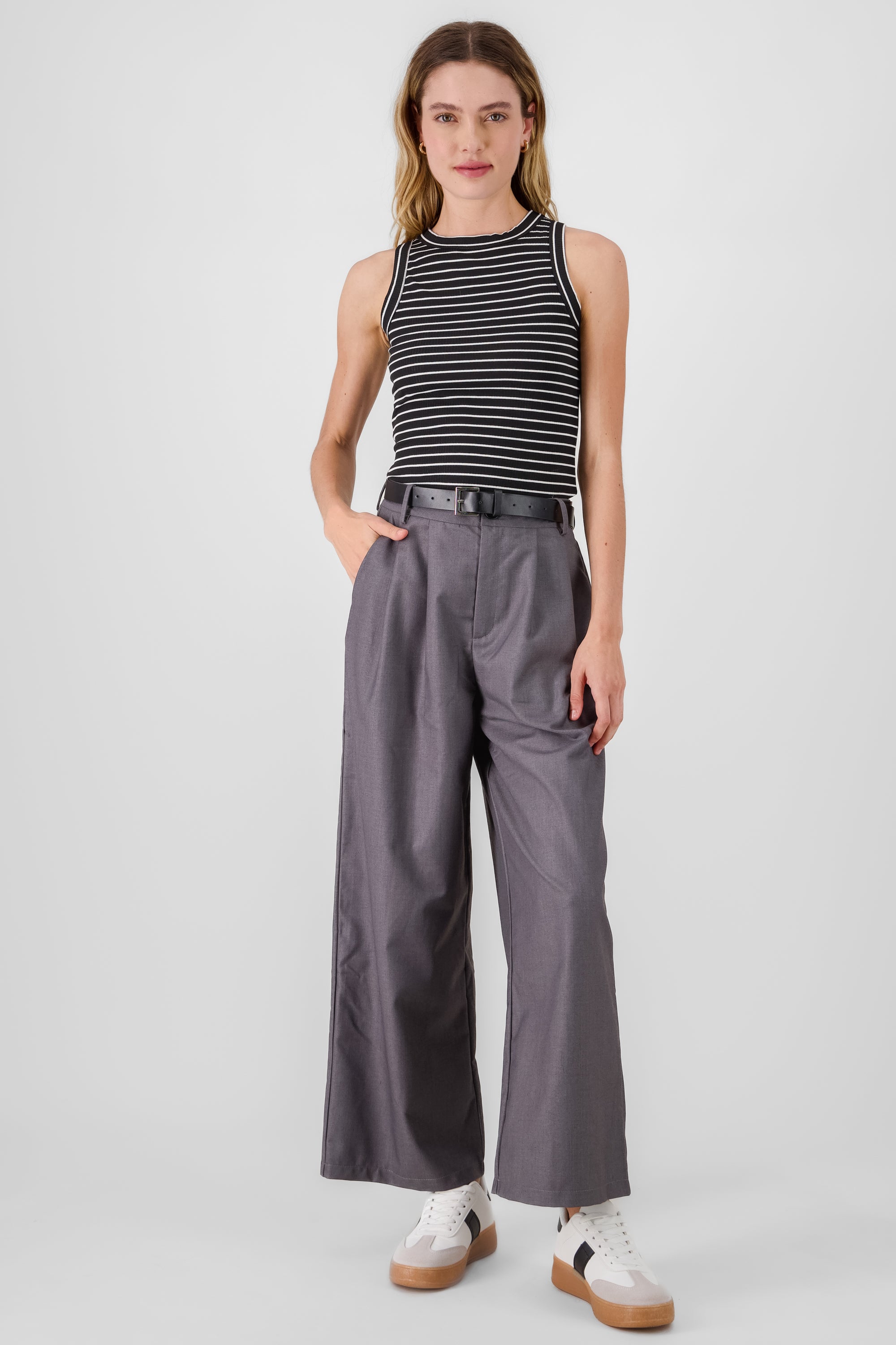 Pantalon liso con cinturon GRIS