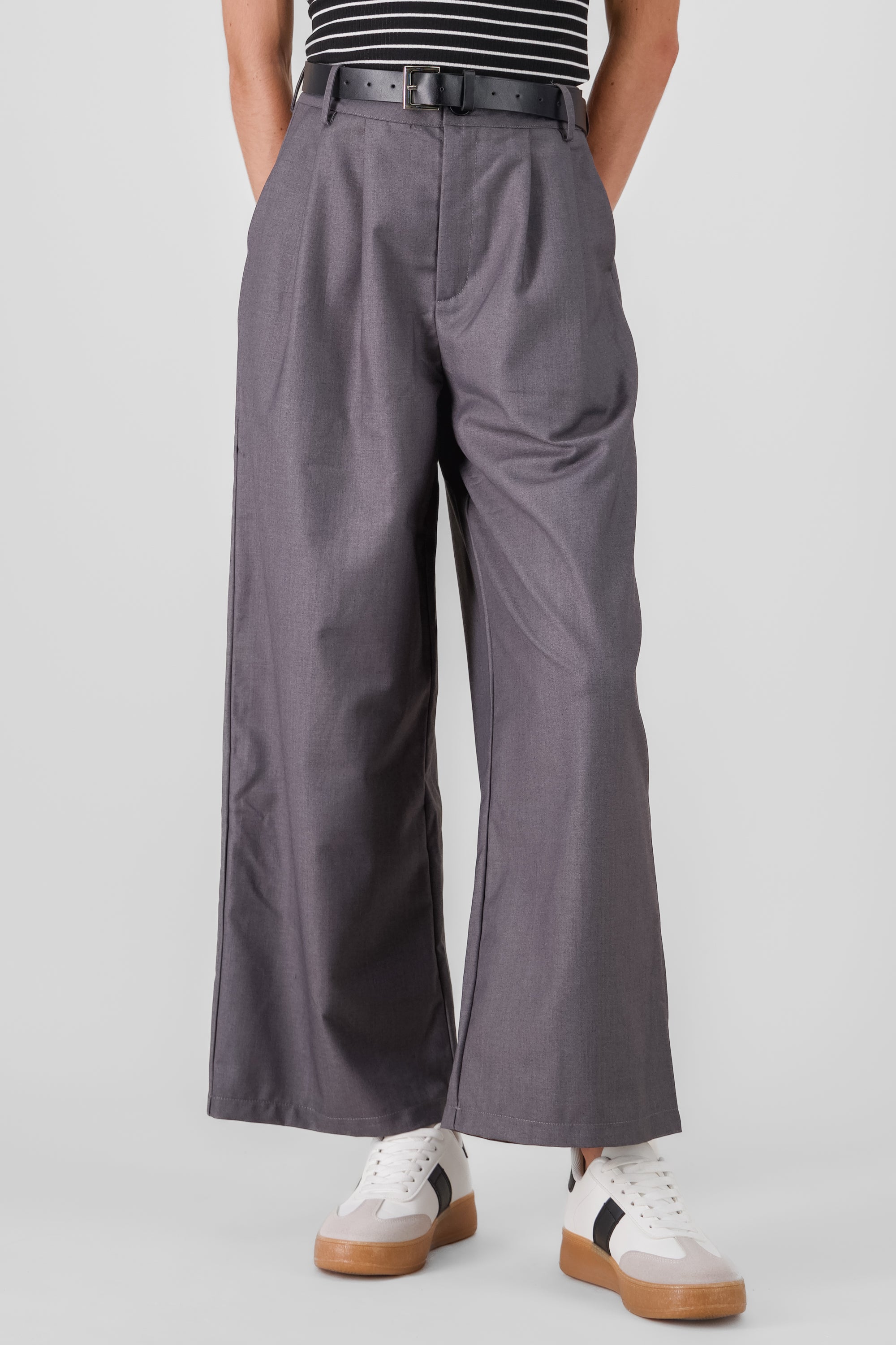 Pantalon liso con cinturon GRIS