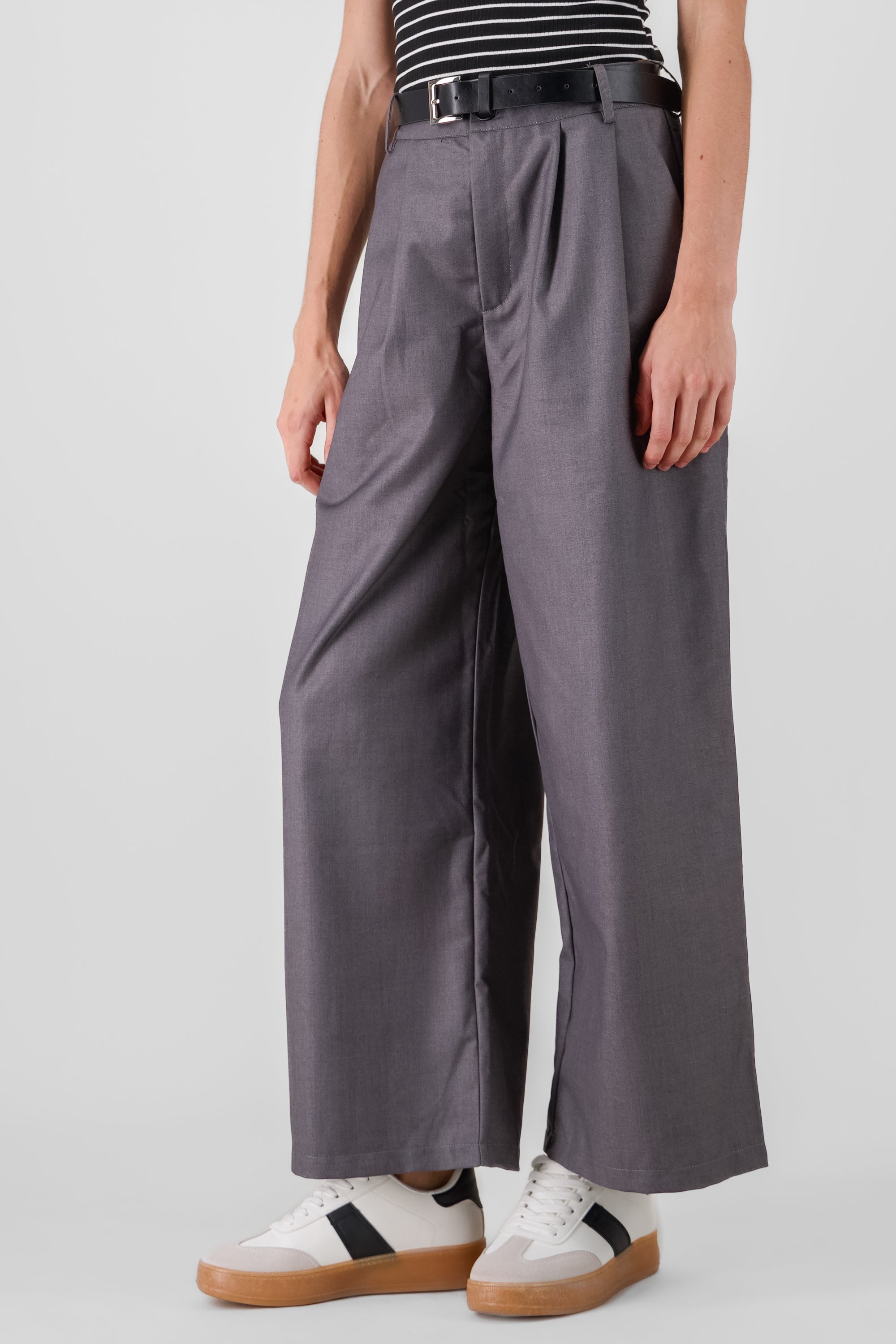 Pantalon liso con cinturon GRIS