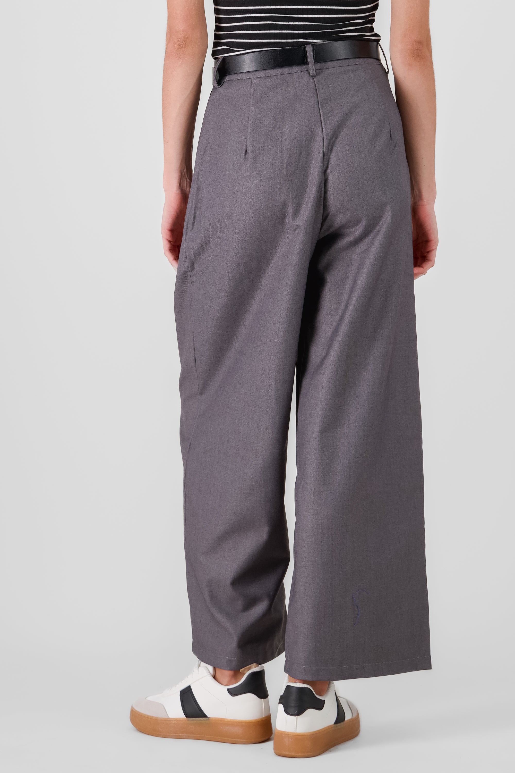 Pantalon liso con cinturon GRIS