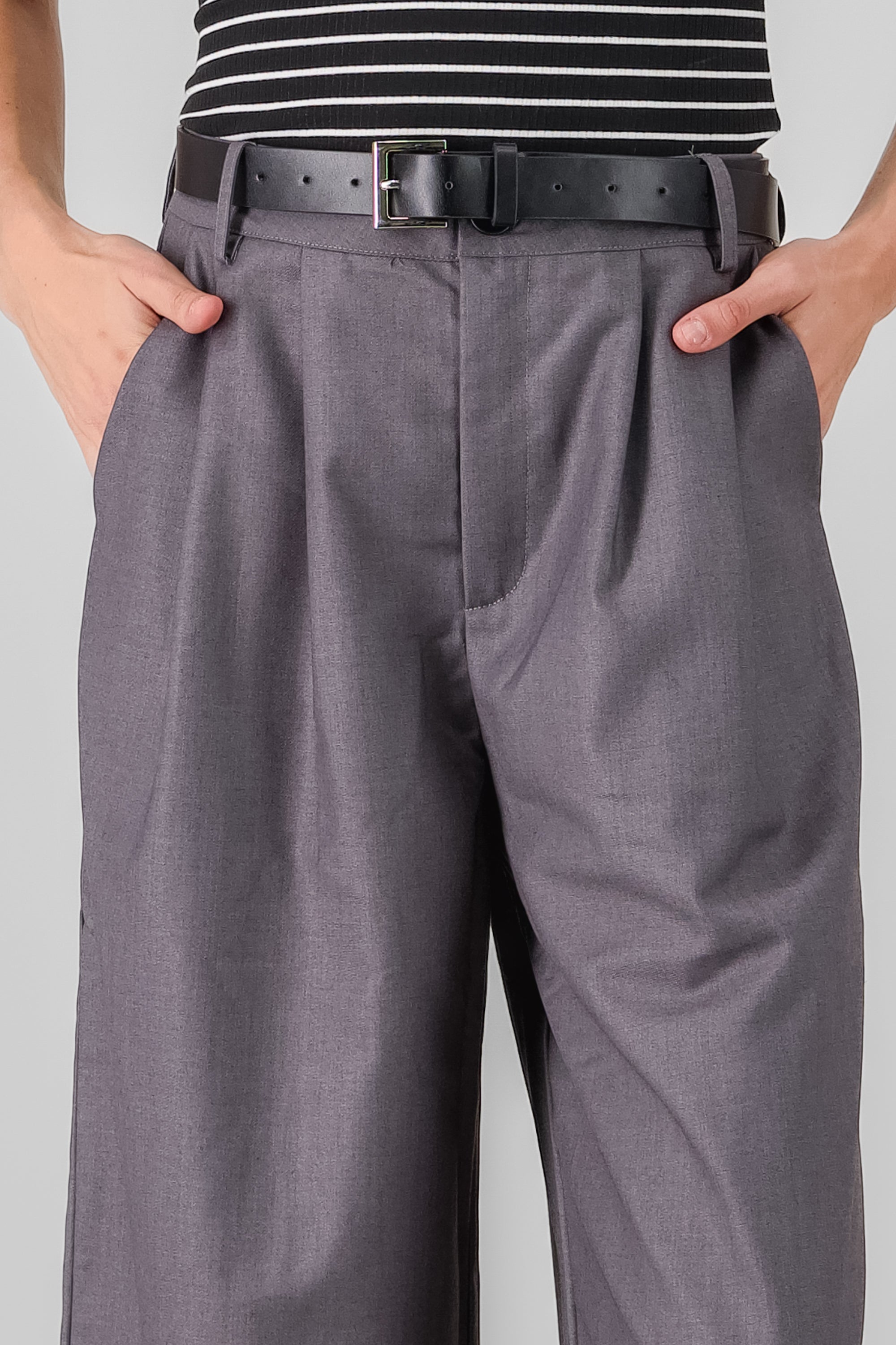 Pantalon liso con cinturon GRIS