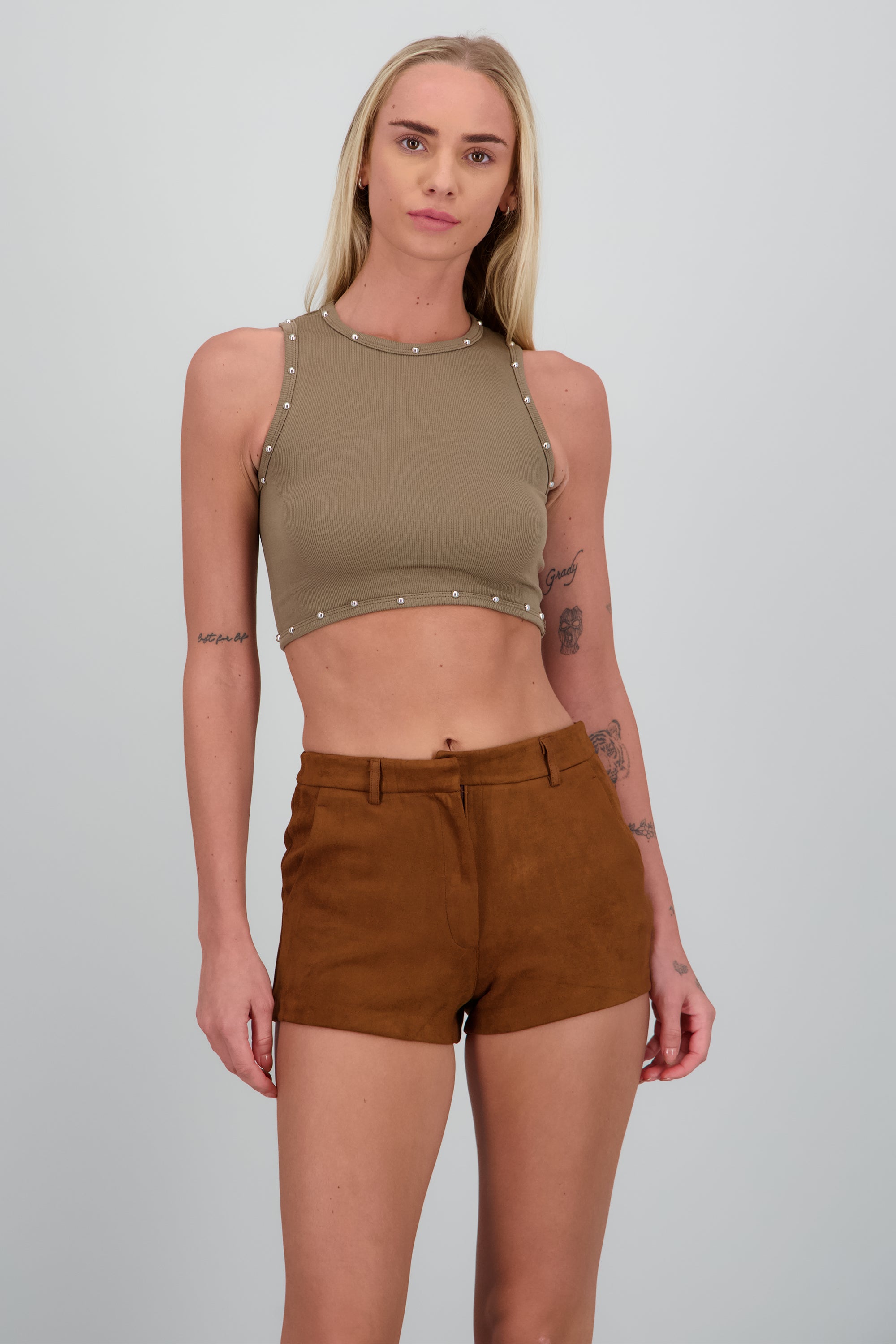Crop top sin mangas detalle estoperoles CAFE